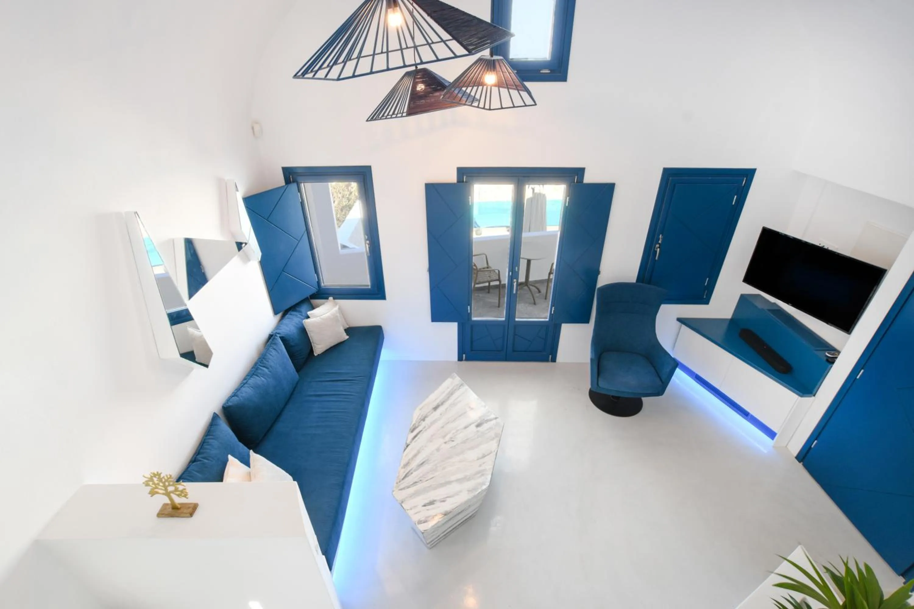 Communal lounge/ TV room, Bed in Blue White Residence