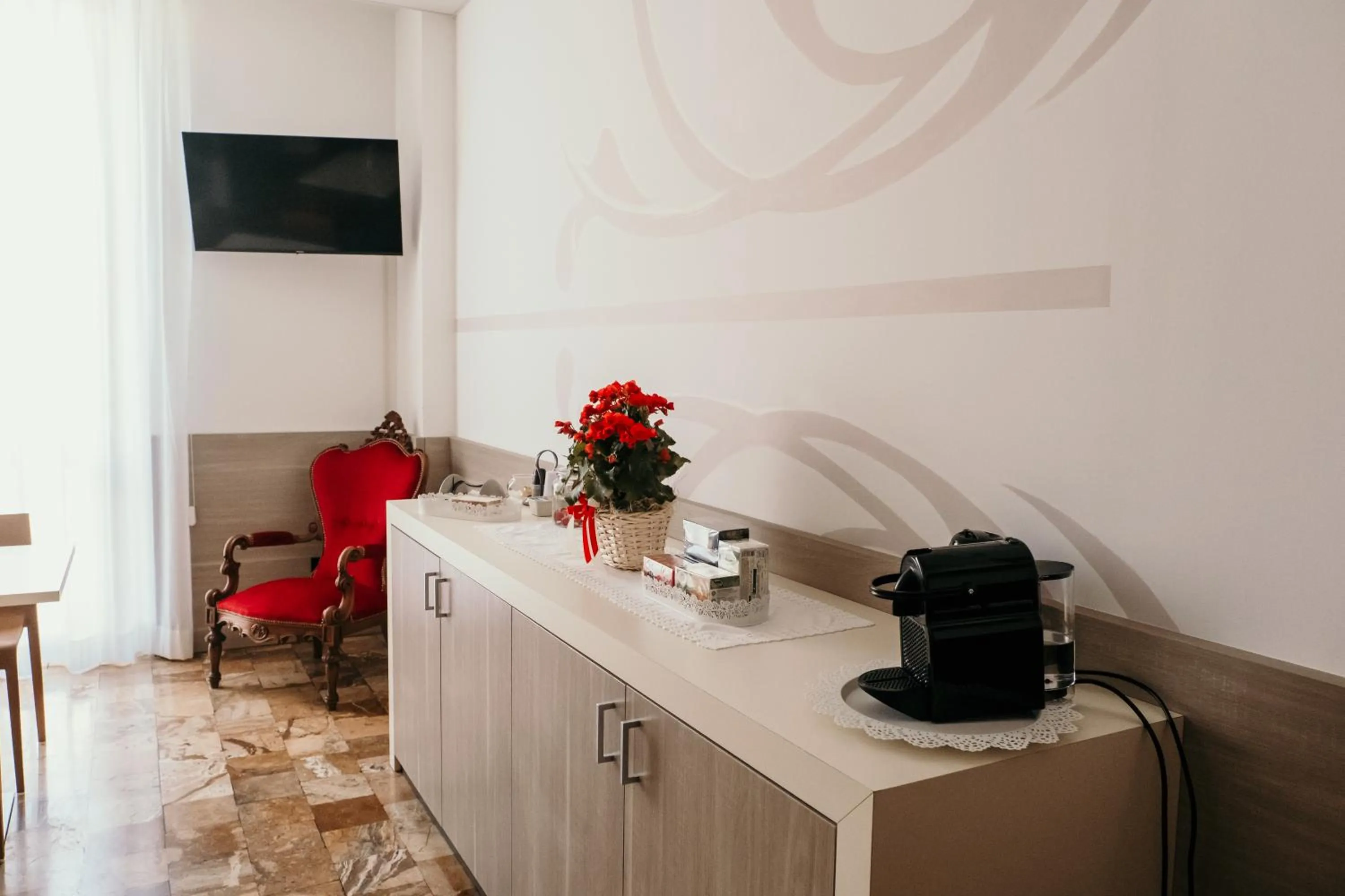 Communal lounge/ TV room in B&B Palazzo Storico Di Nicola