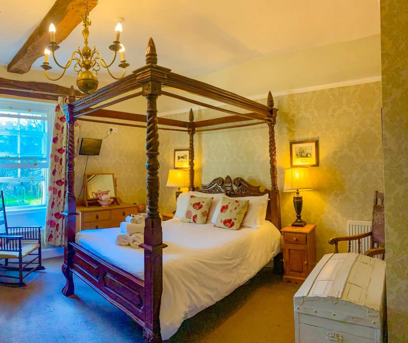 Photo of the whole room, Bed in Old Hall Hotel Hope