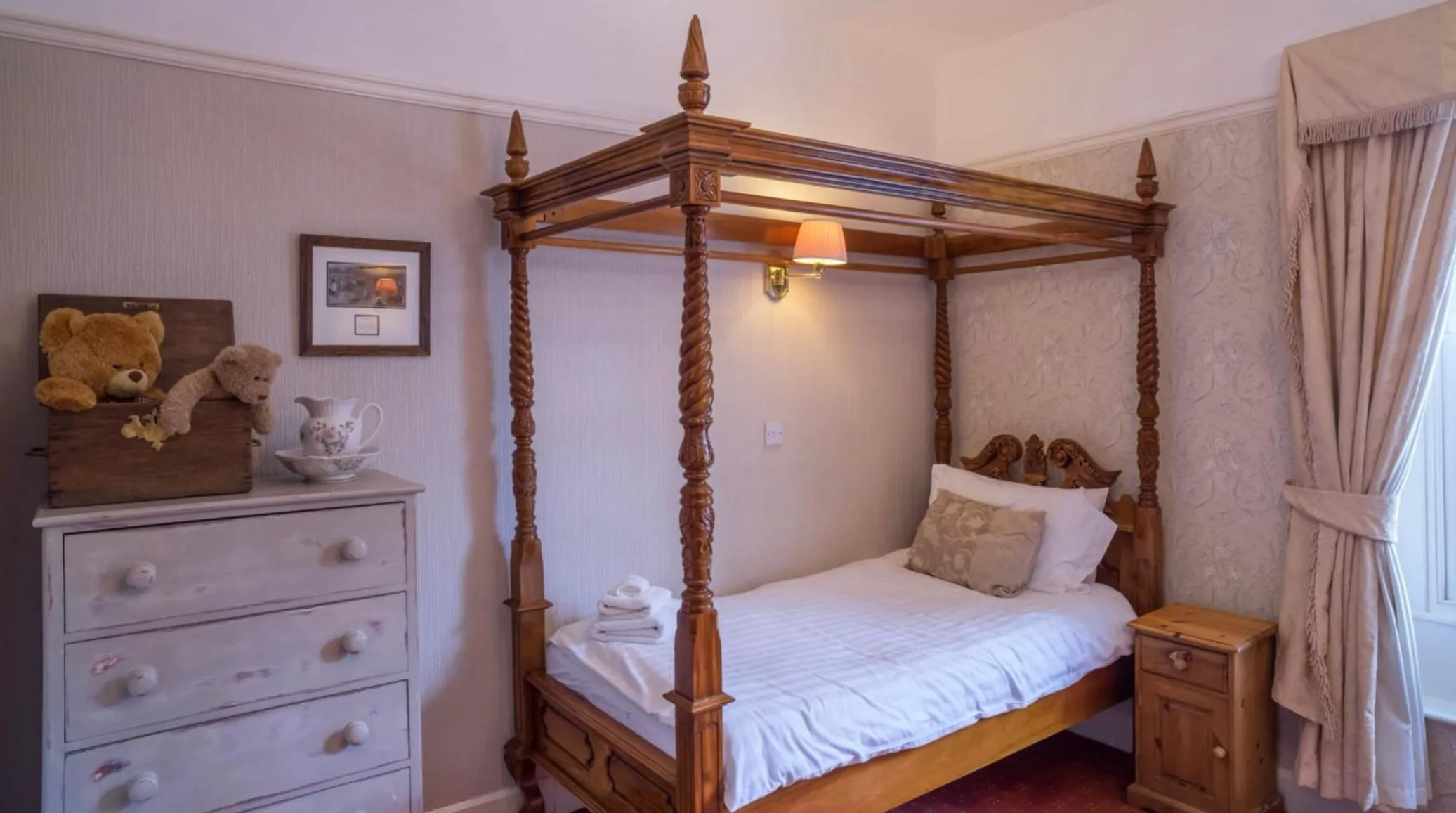 Bed in Old Hall Hotel Hope