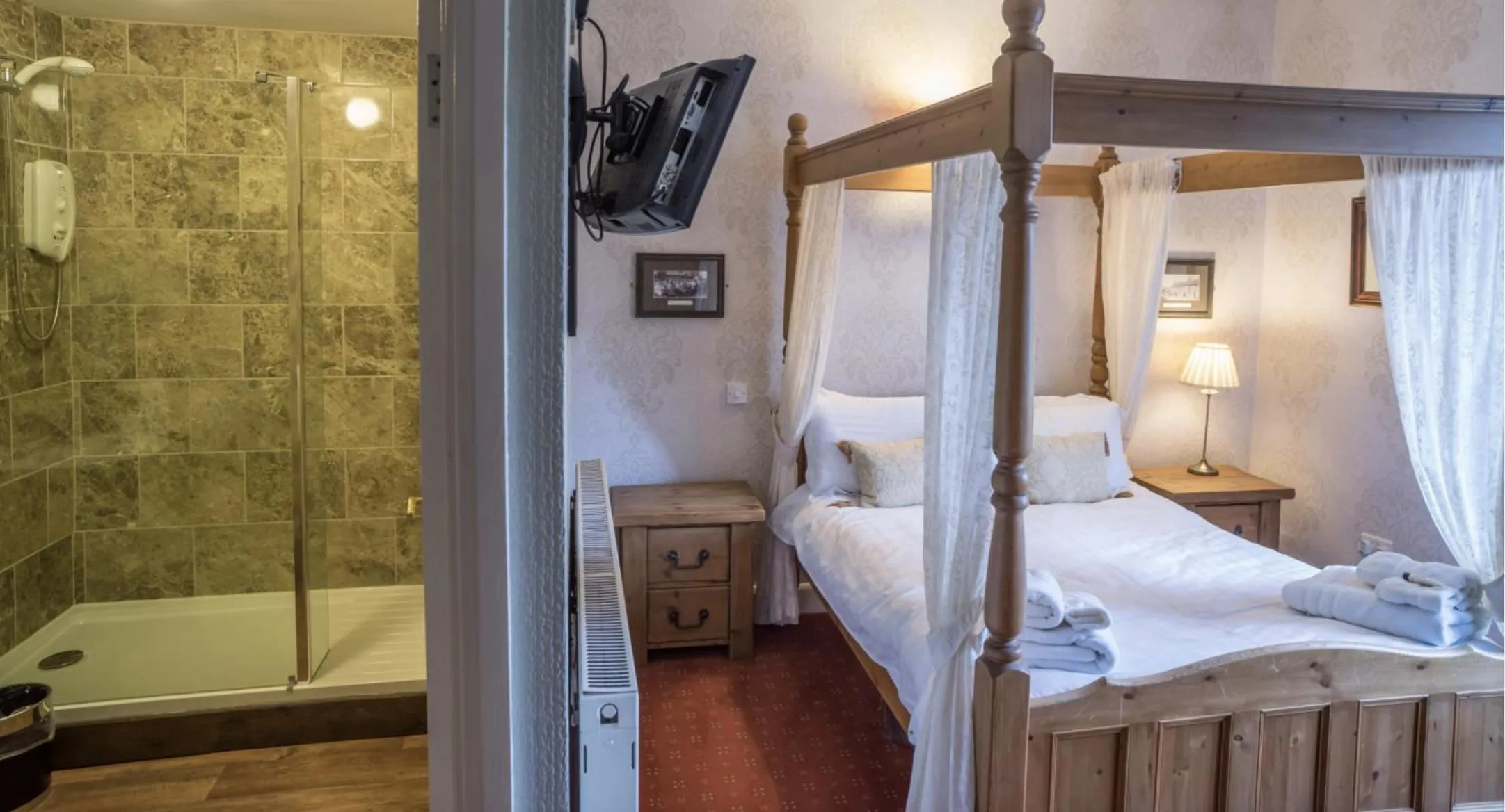 Photo of the whole room, Bed in Old Hall Hotel Hope