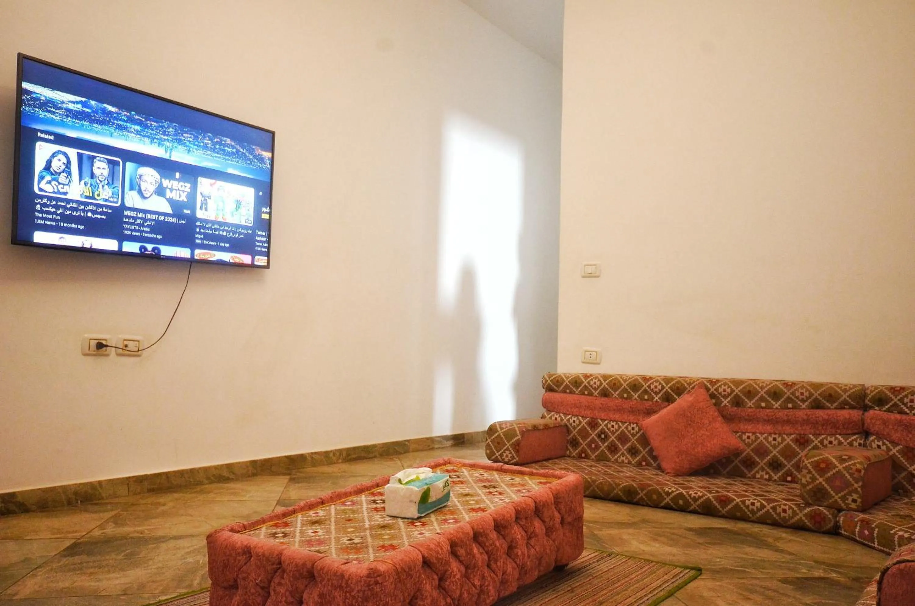 Communal lounge/ TV room in Elite Residence Dahab