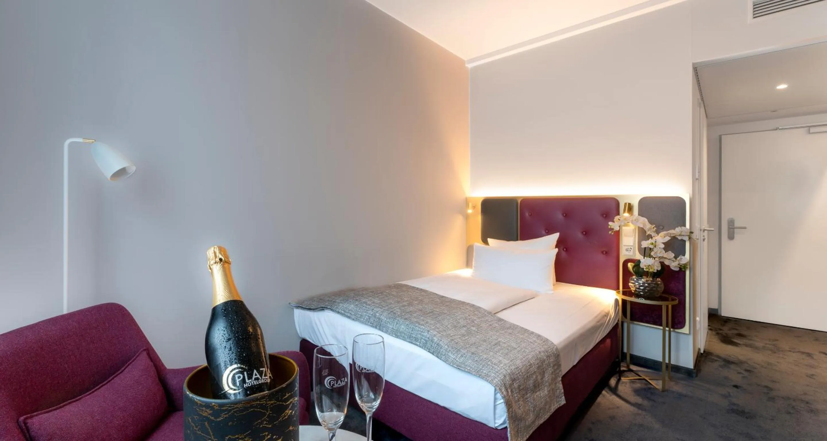 Photo of the whole room, Bed in PLAZA Premium München