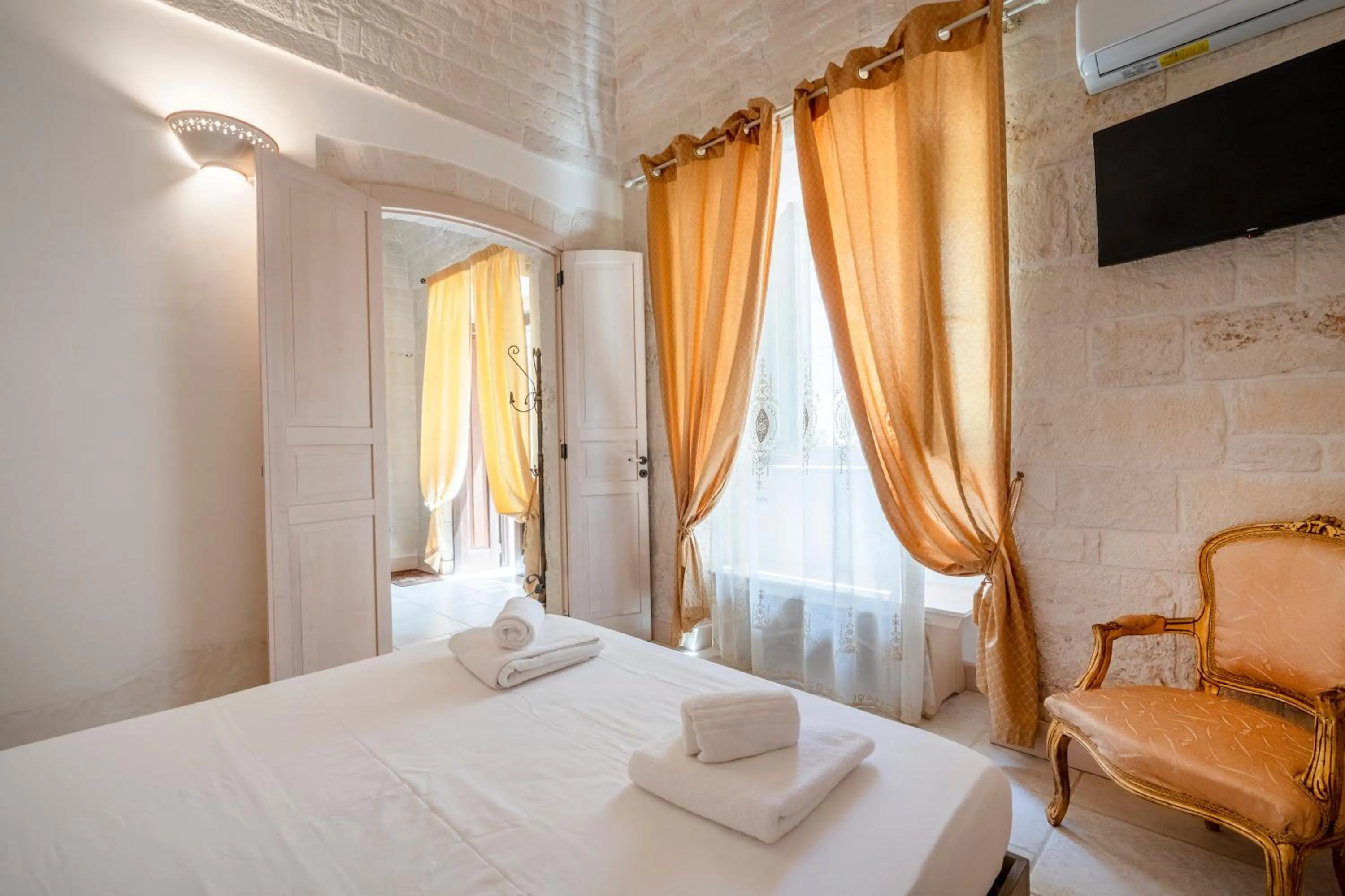 Bed in Trulli Contento - Rooms & Apartments