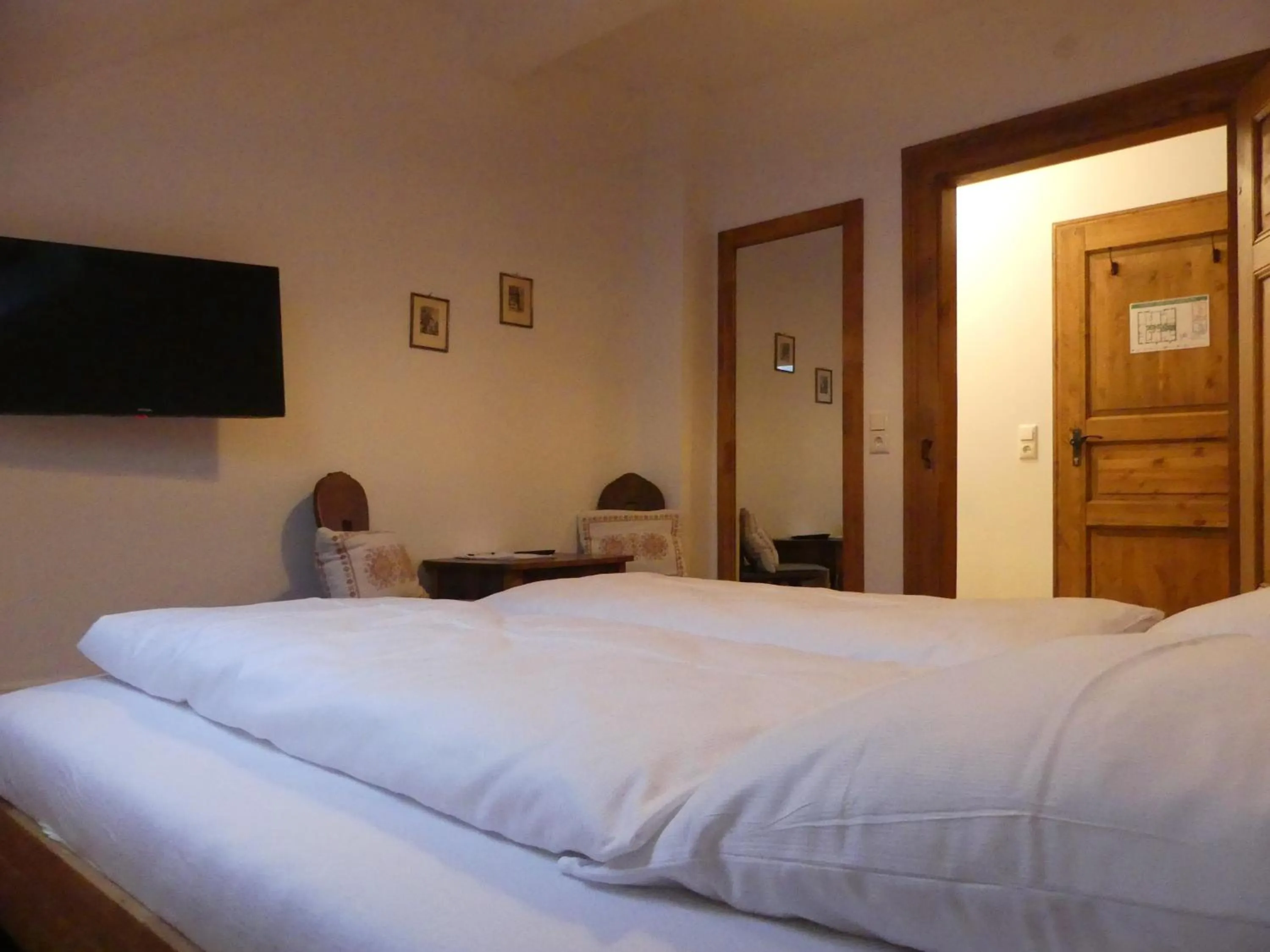 Photo of the whole room, Bed in Bayerischer Hof