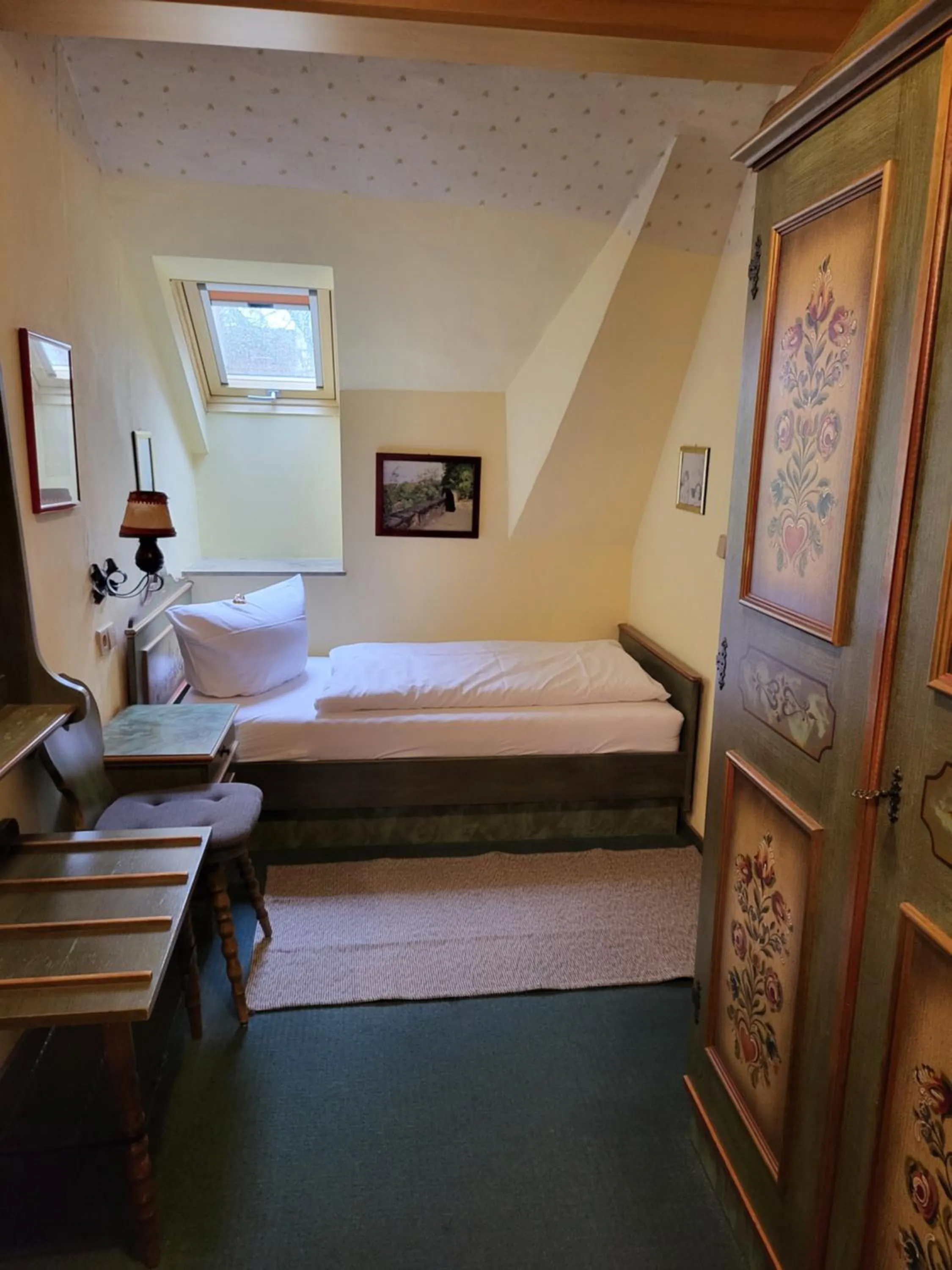 Photo of the whole room, Bed in Bayerischer Hof