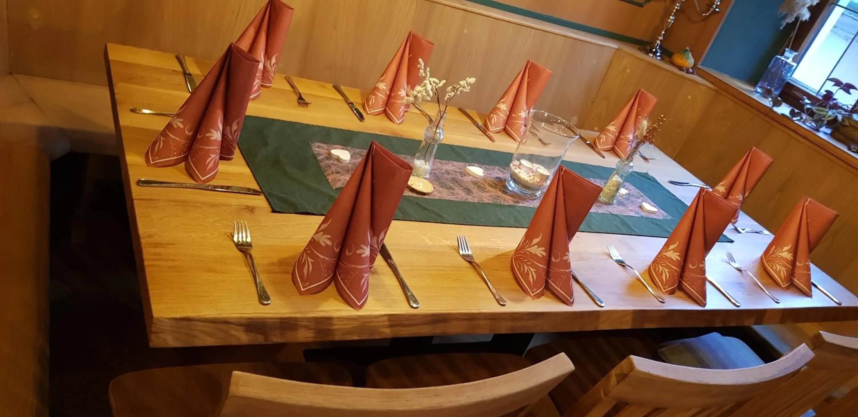 Restaurant/places to eat in Bayerischer Hof