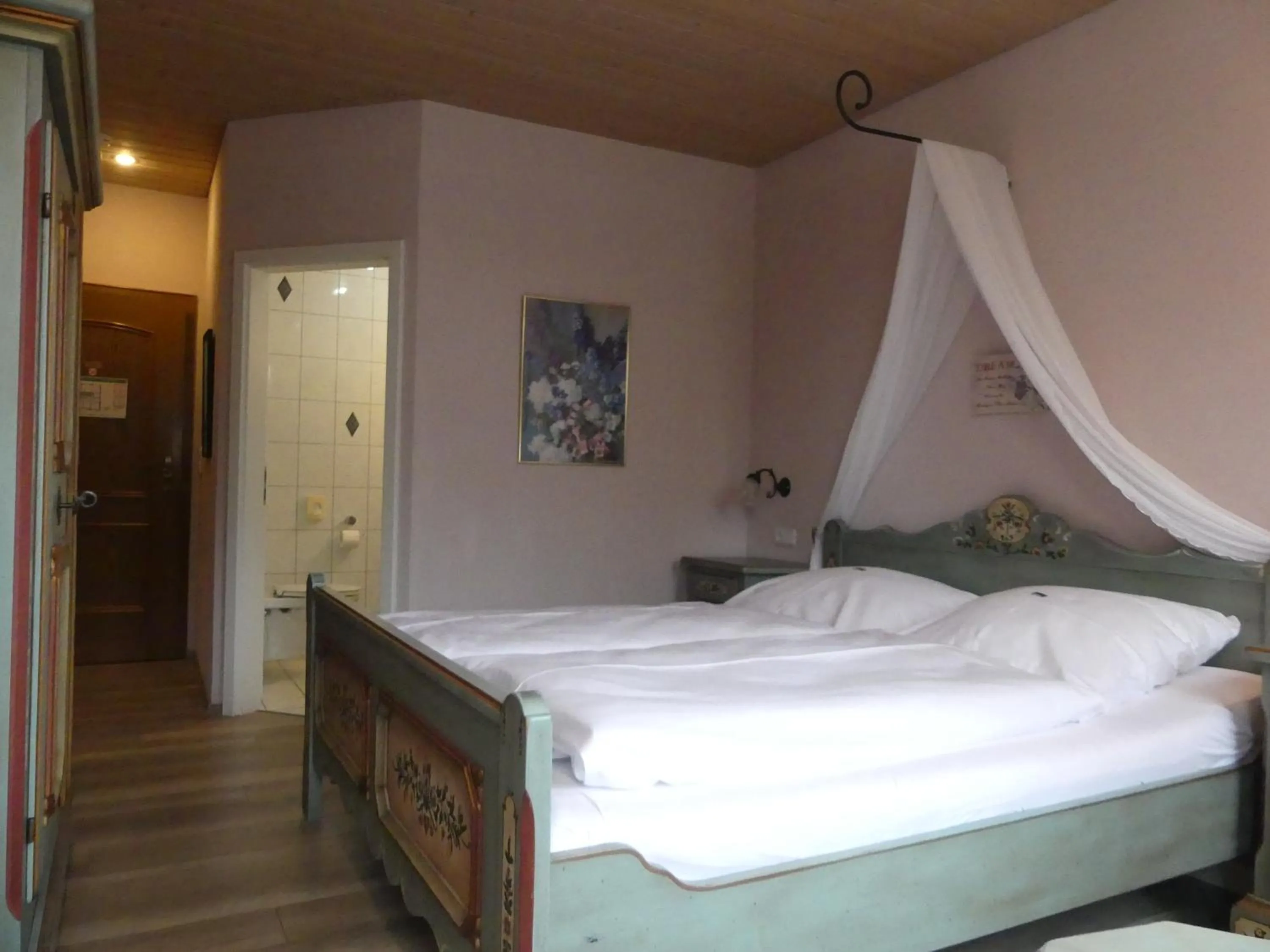 Photo of the whole room, Bed in Bayerischer Hof