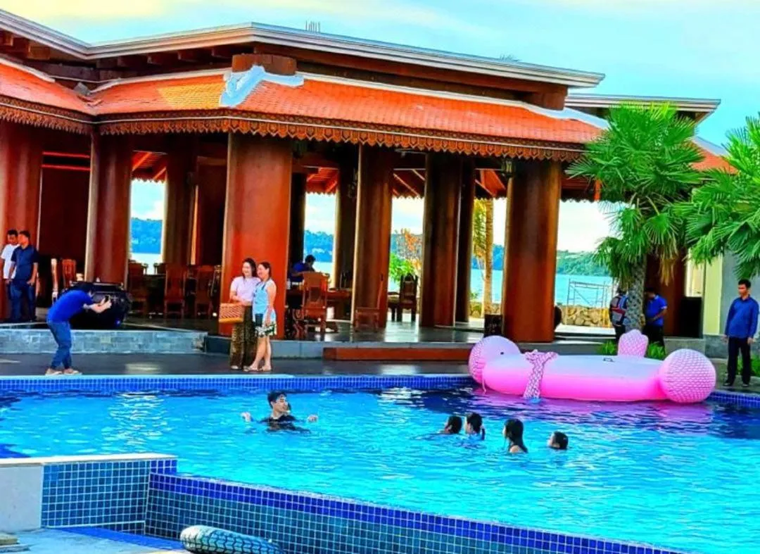 Swimming pool in Try Palace Resort Sihanoukville