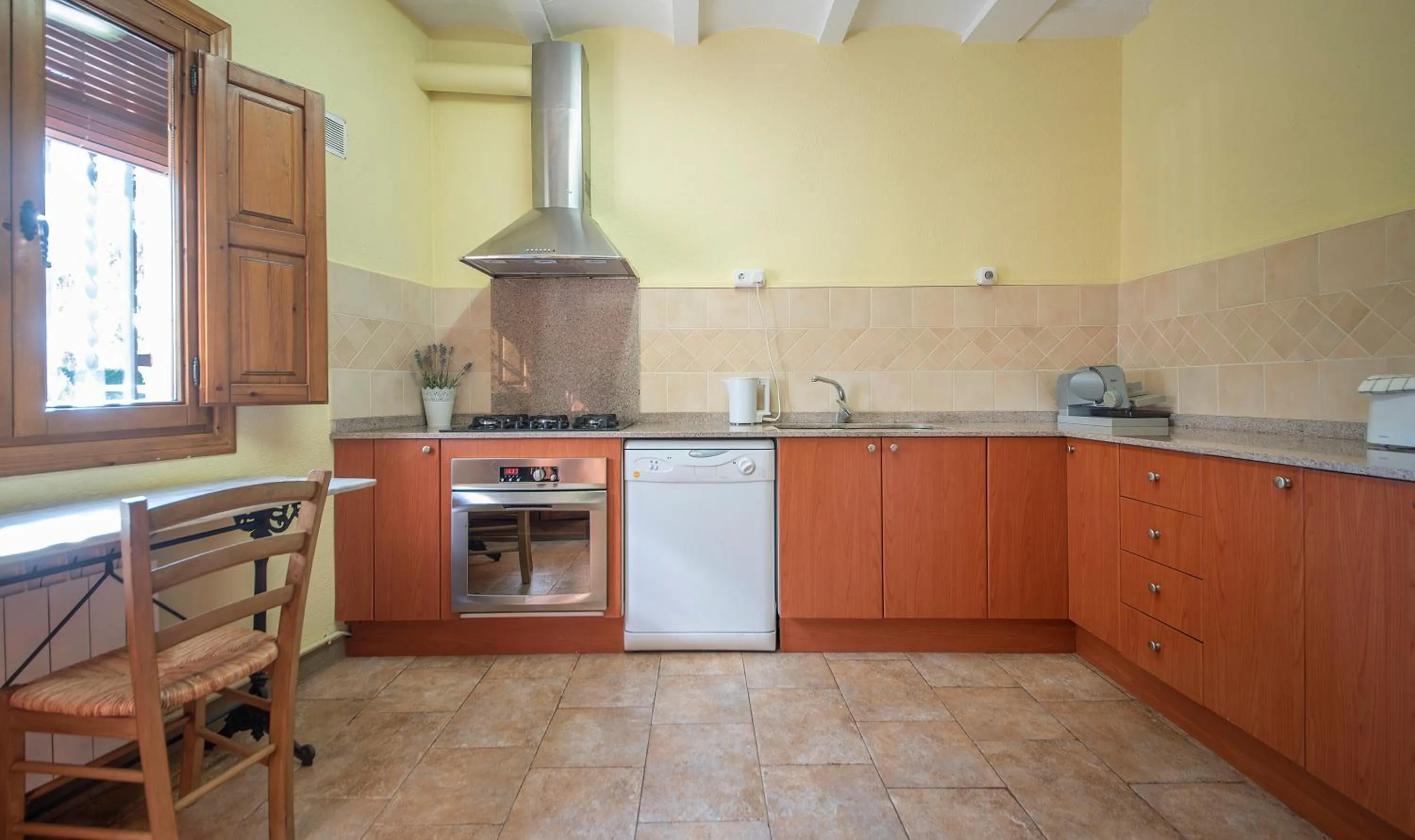Kitchen or kitchenette in Cal Giral II