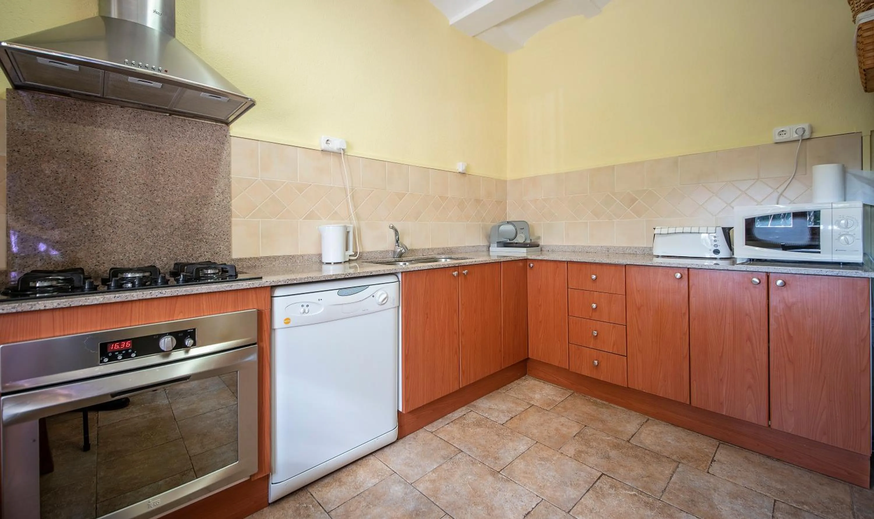 Kitchen or kitchenette in Cal Giral II