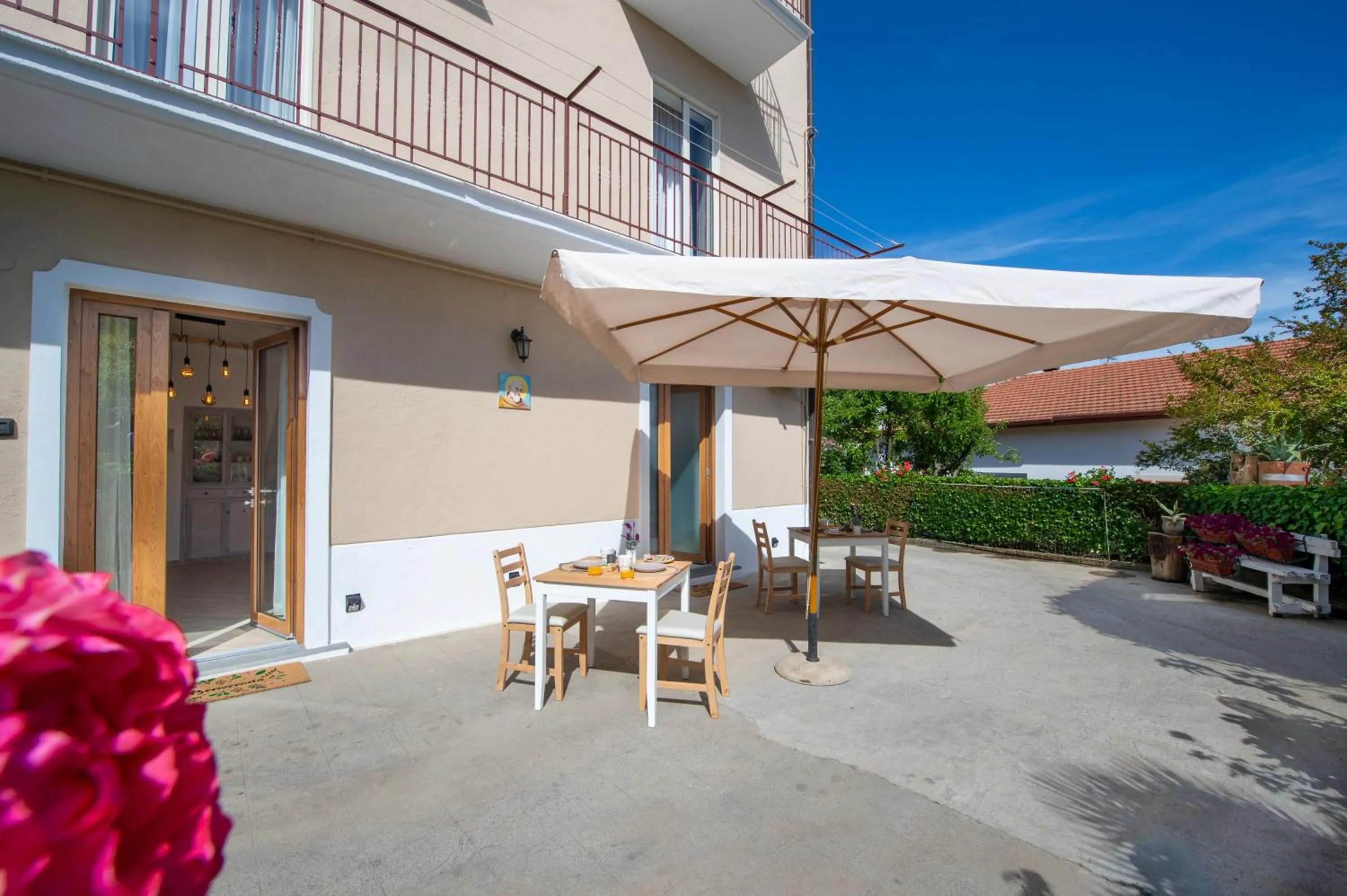 Property building in HedèraRooms