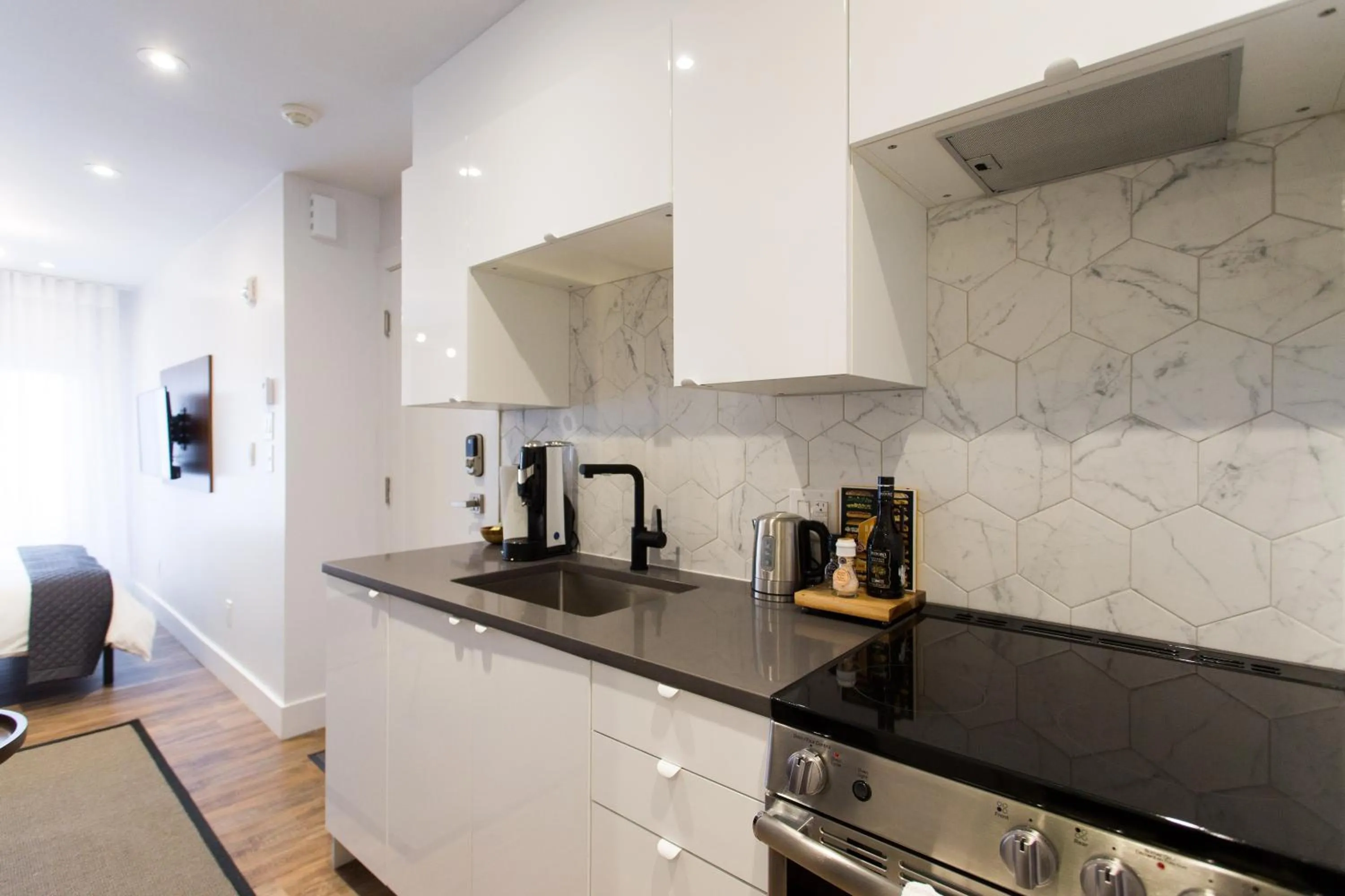 Blue Tropics Studio in Little Italy with kitchen by Den Stays