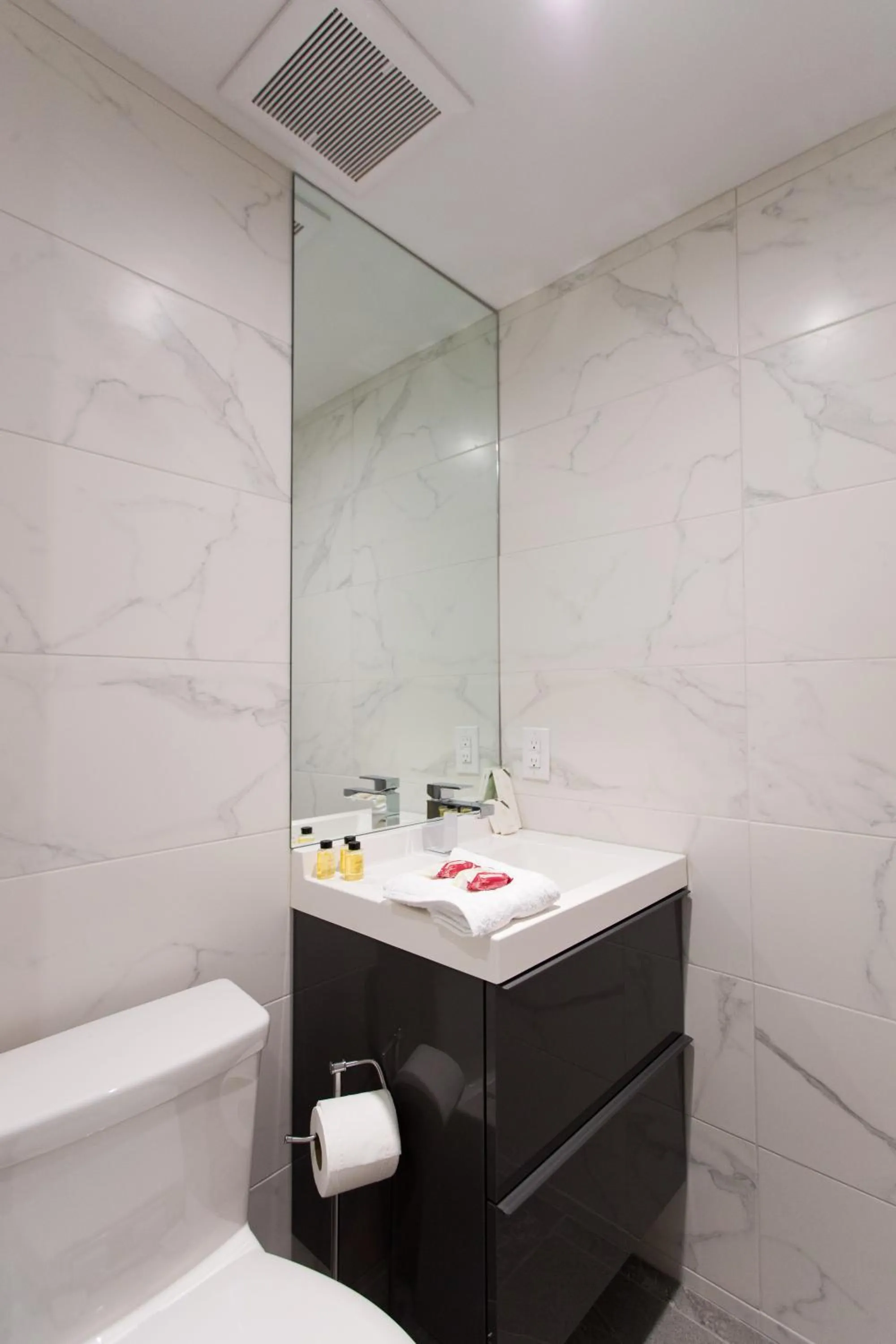 Blue Tropics Studio in Little Italy with kitchen by Den Stays