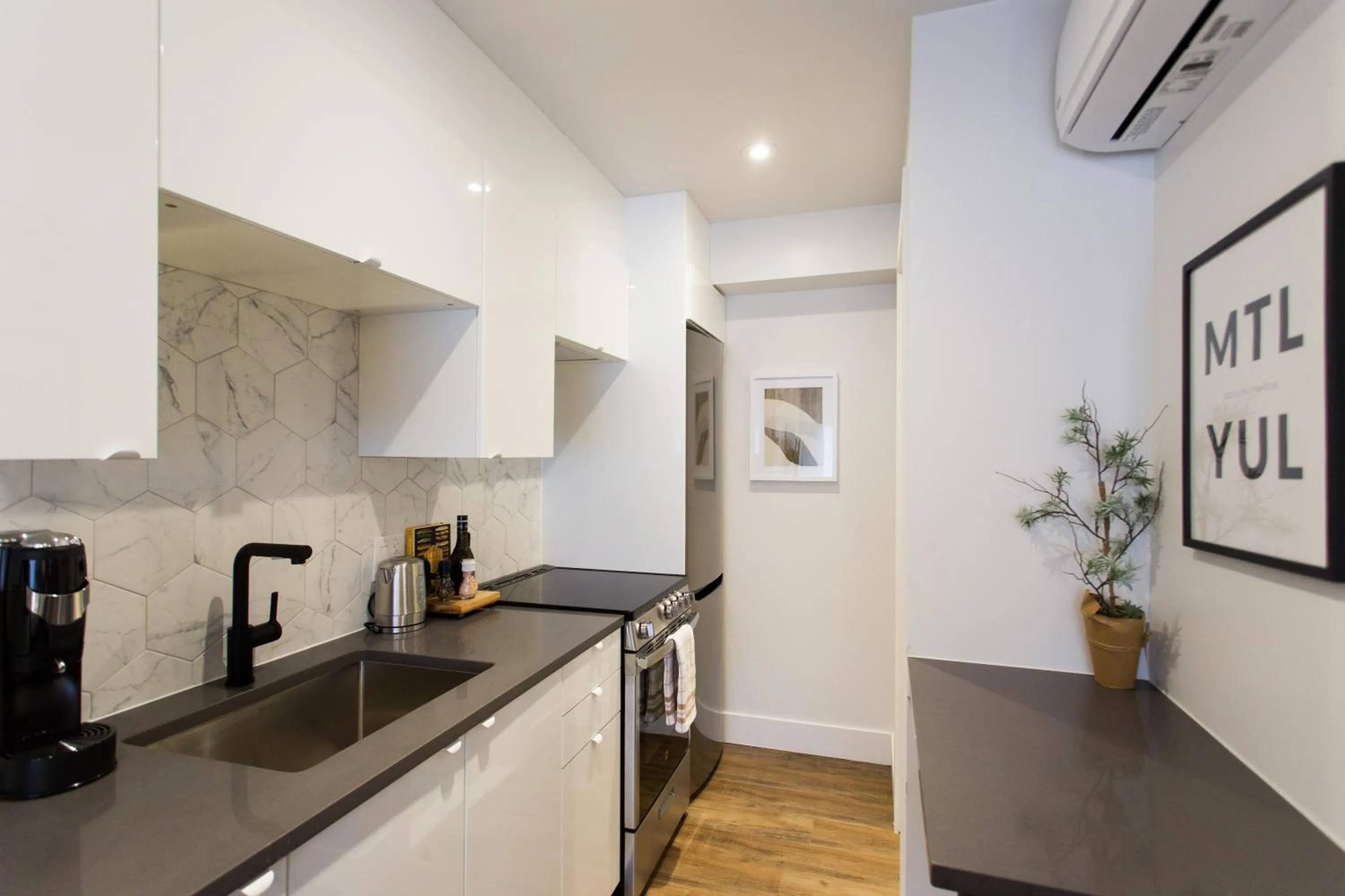 Blue Tropics Studio in Little Italy with kitchen by Den Stays