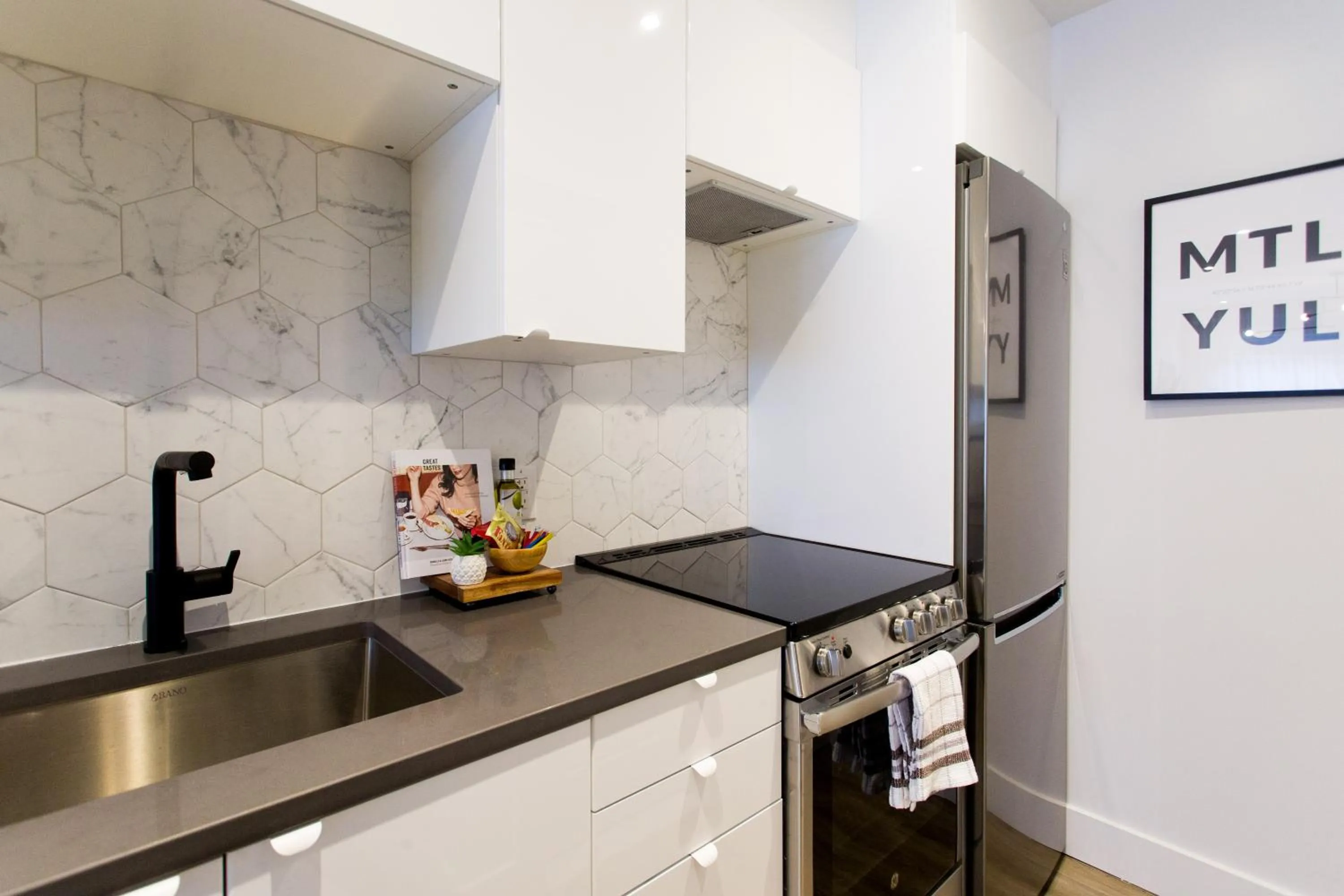 Blue Tropics Studio in Little Italy with kitchen by Den Stays