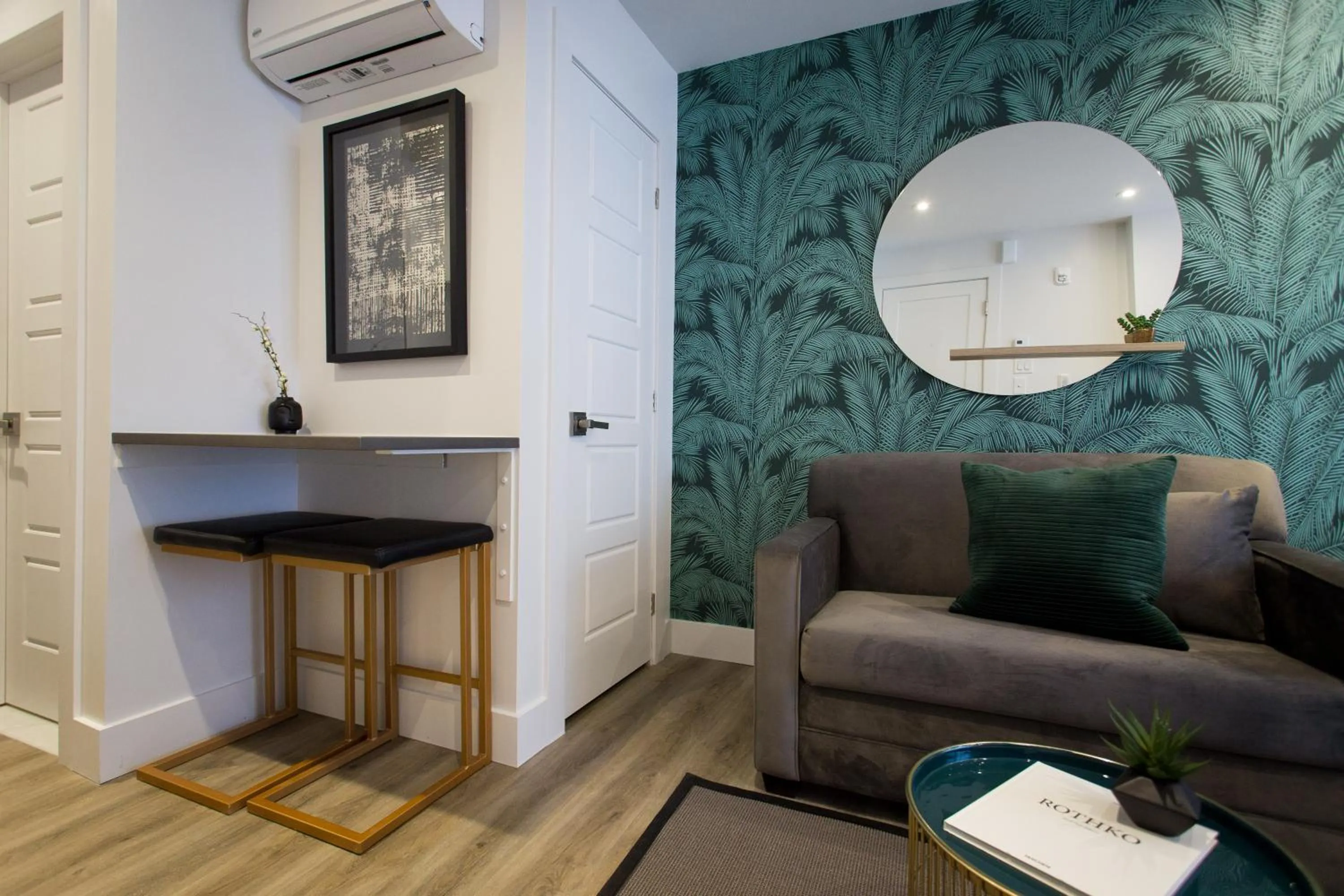 Blue Tropics Studio in Little Italy with kitchen by Den Stays