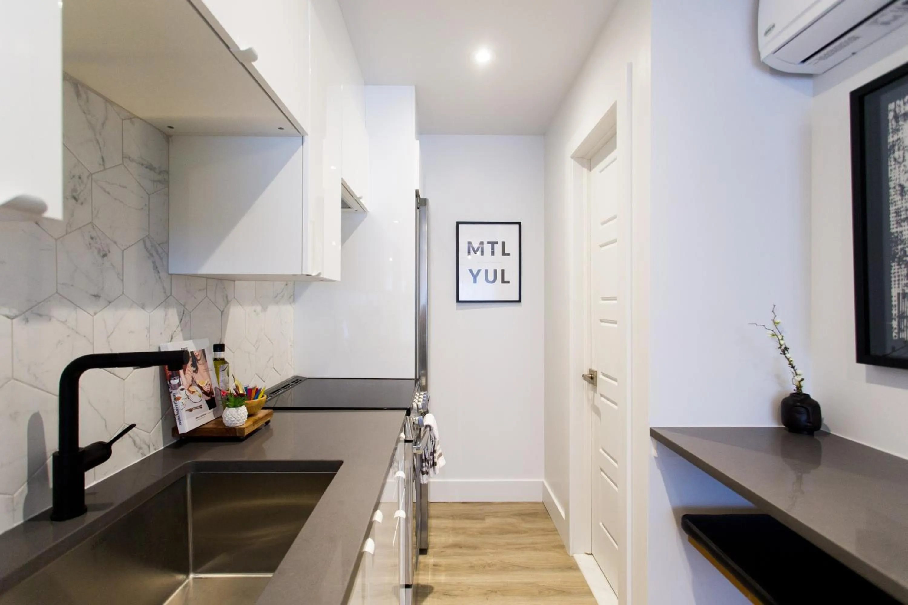 Blue Tropics Studio in Little Italy with kitchen by Den Stays