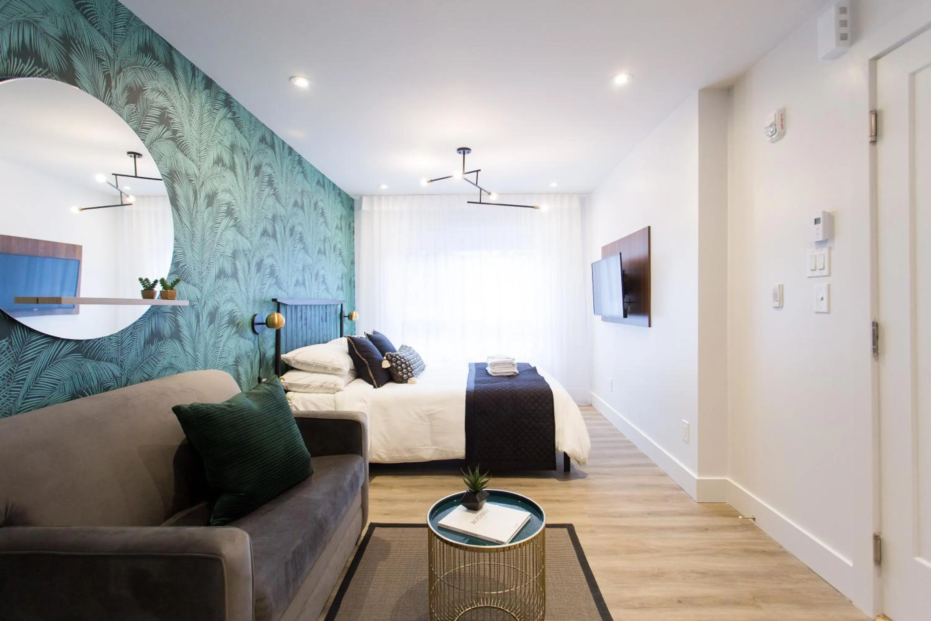 Blue Tropics Studio in Little Italy with kitchen by Den Stays