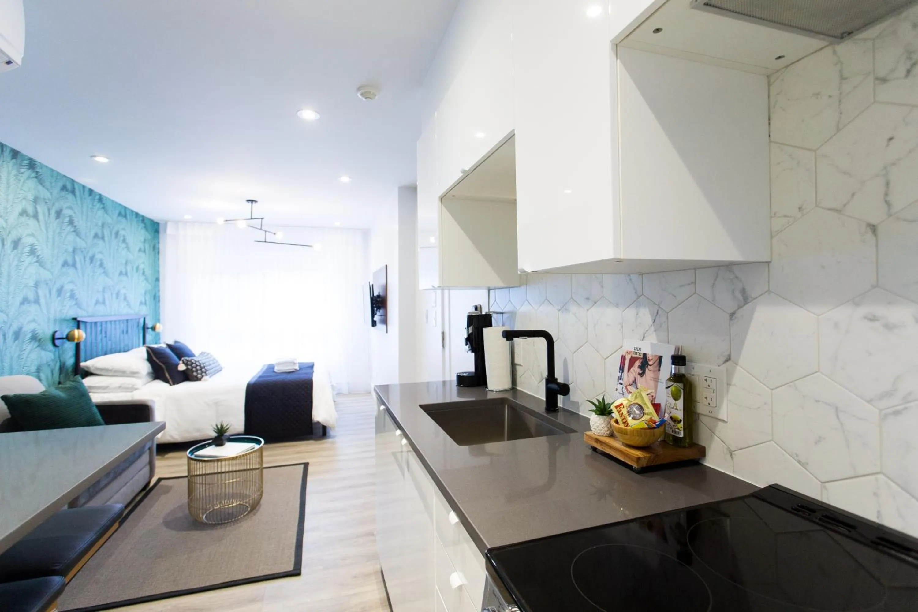 Blue Tropics Studio in Little Italy with kitchen by Den Stays