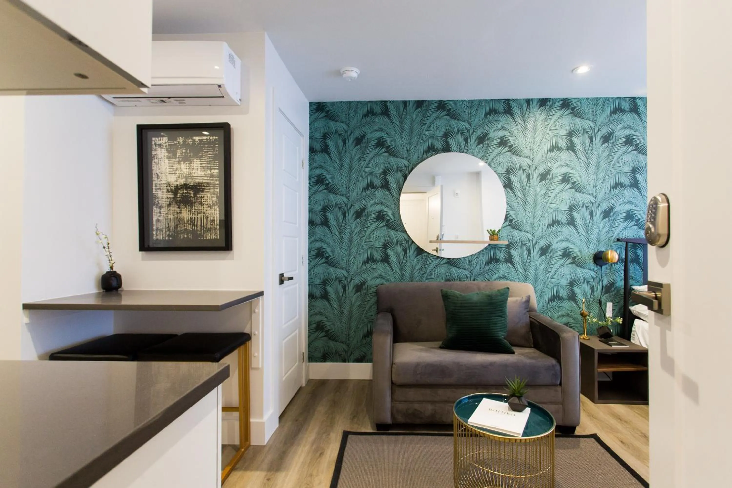 Blue Tropics Studio in Little Italy with kitchen by Den Stays