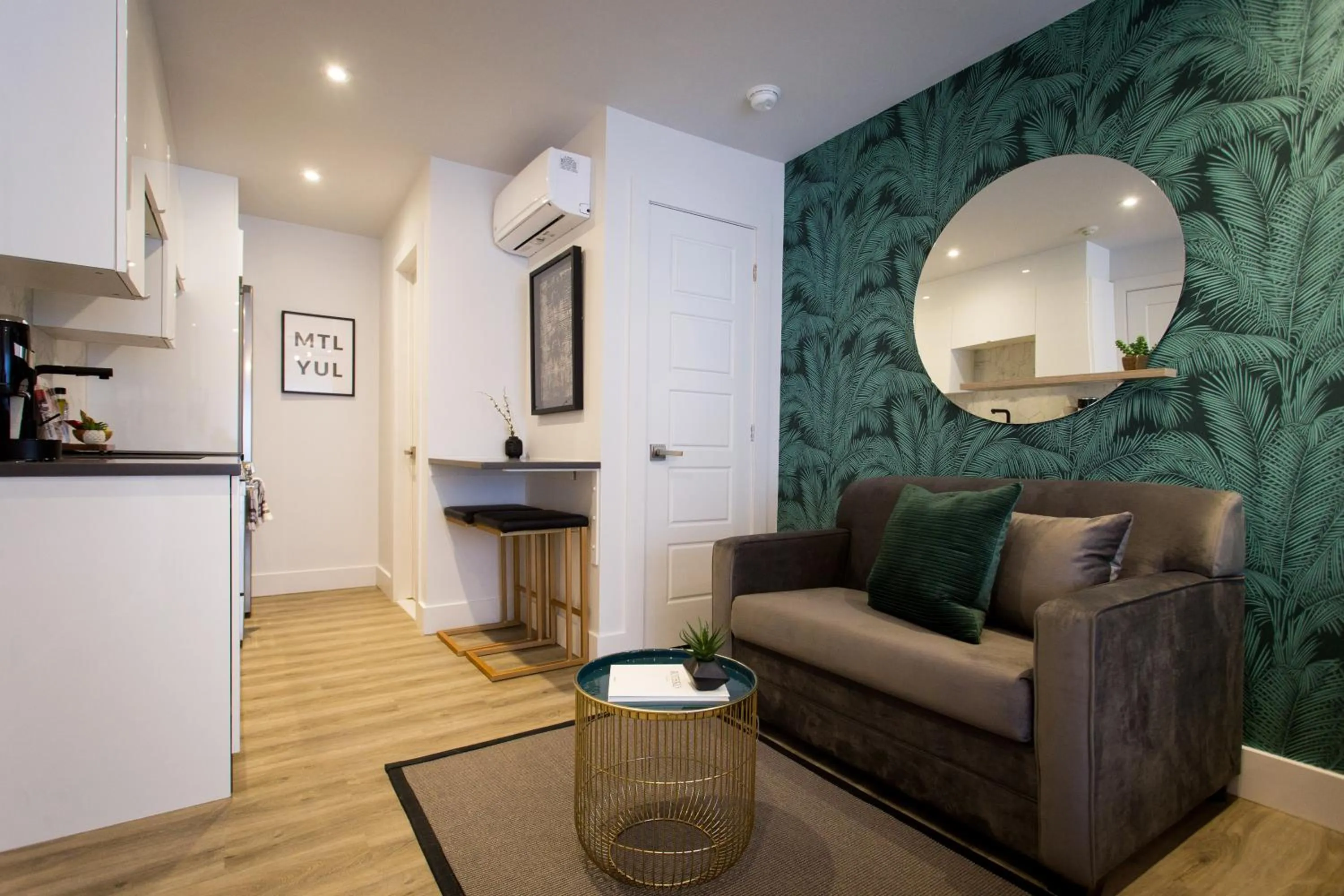 Blue Tropics Studio in Little Italy with kitchen by Den Stays