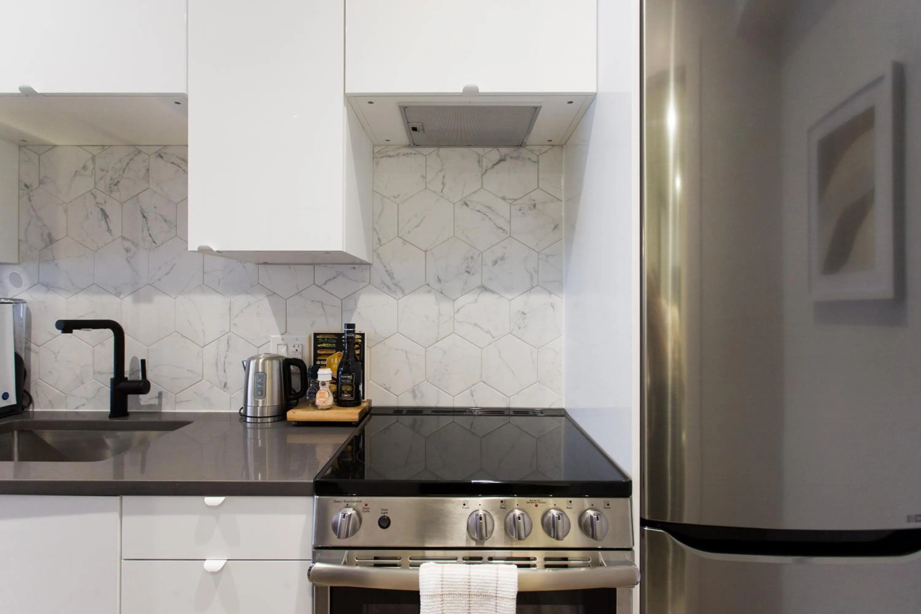 Scandinavian Studio with Full Kitchen and Bath by Den Stays