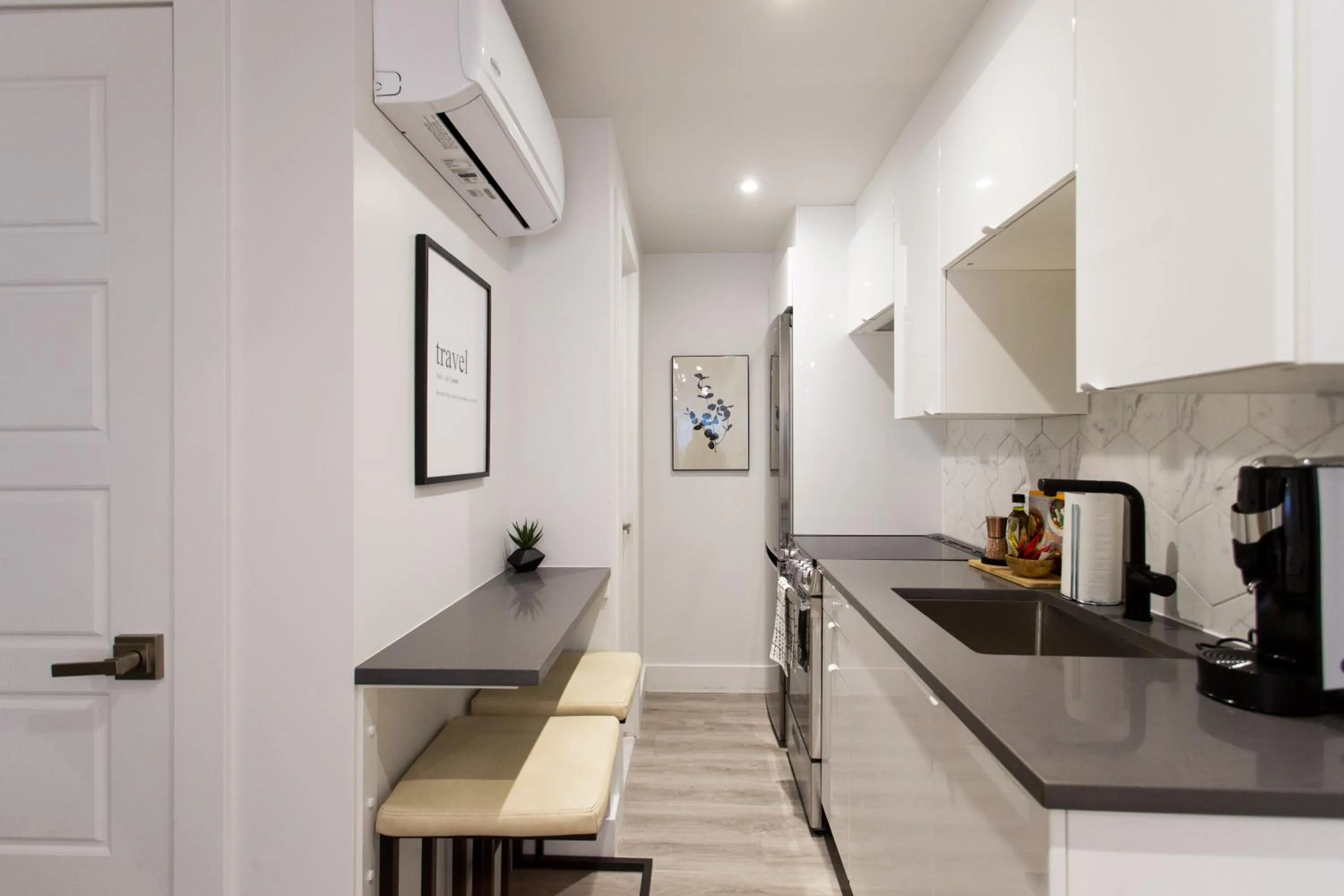 16 Studio Apartment-Hotel in Little Italy by Den Stays