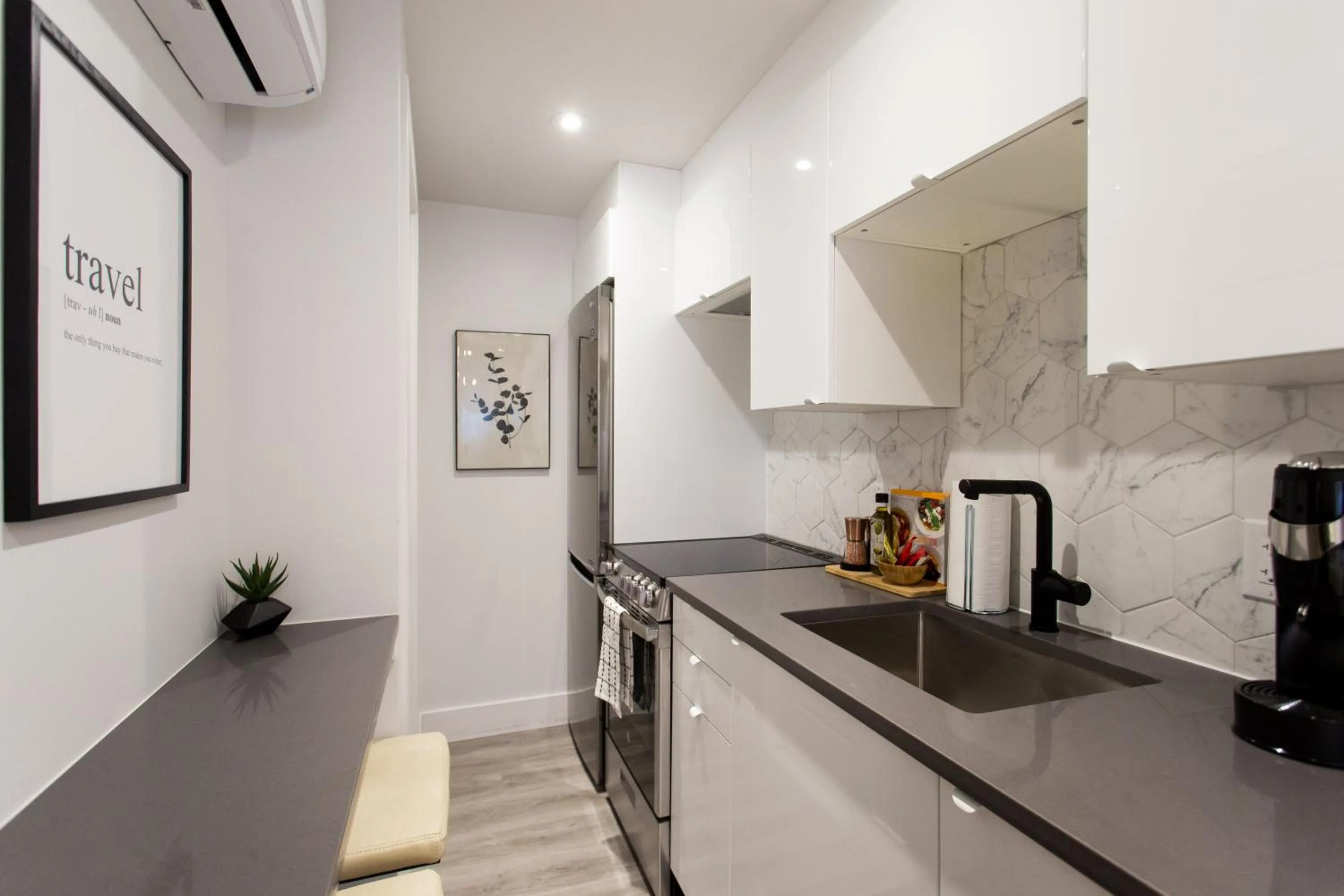 16 Studio Apartment-Hotel in Little Italy by Den Stays