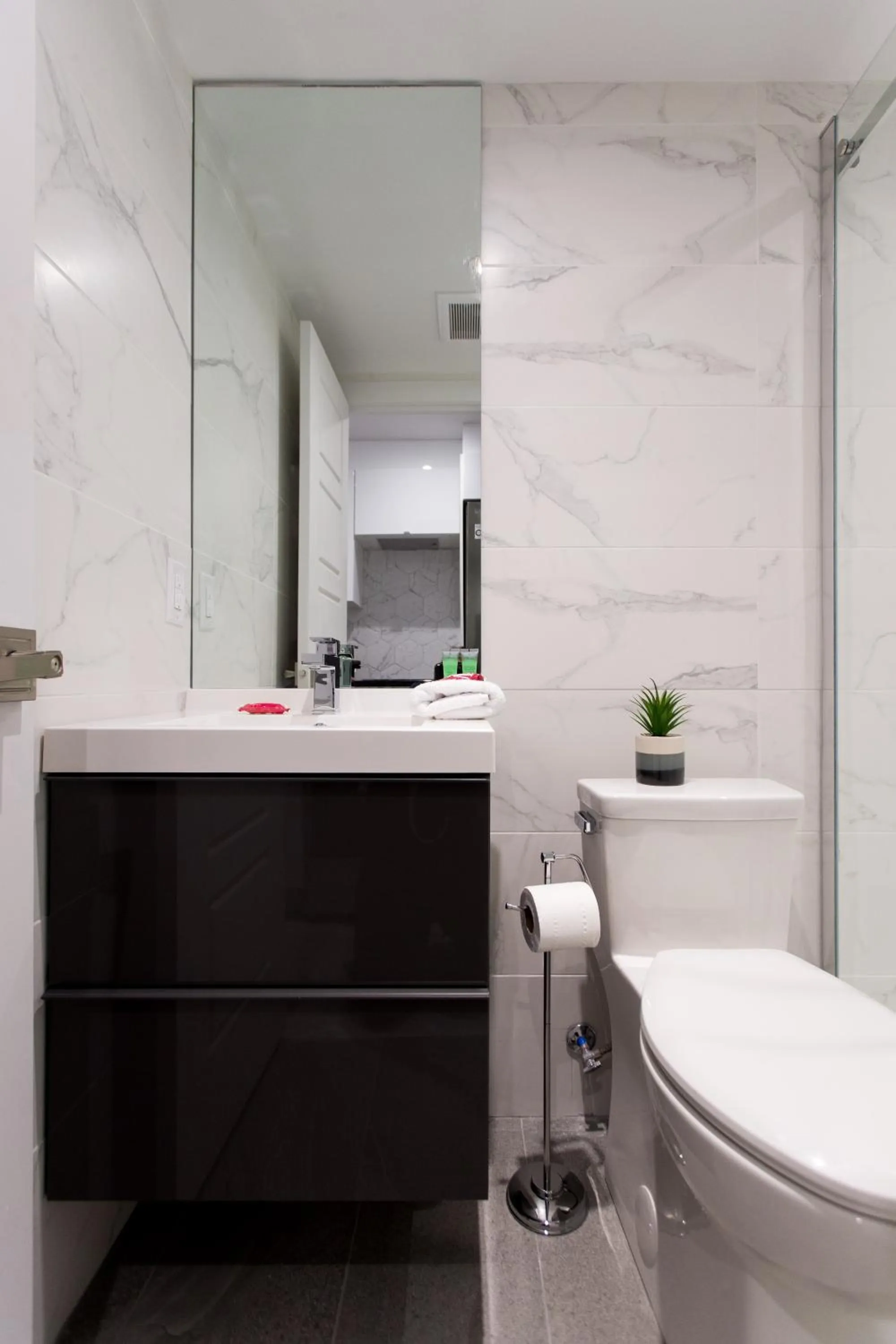 16 Studio Apartment-Hotel in Little Italy by Den Stays