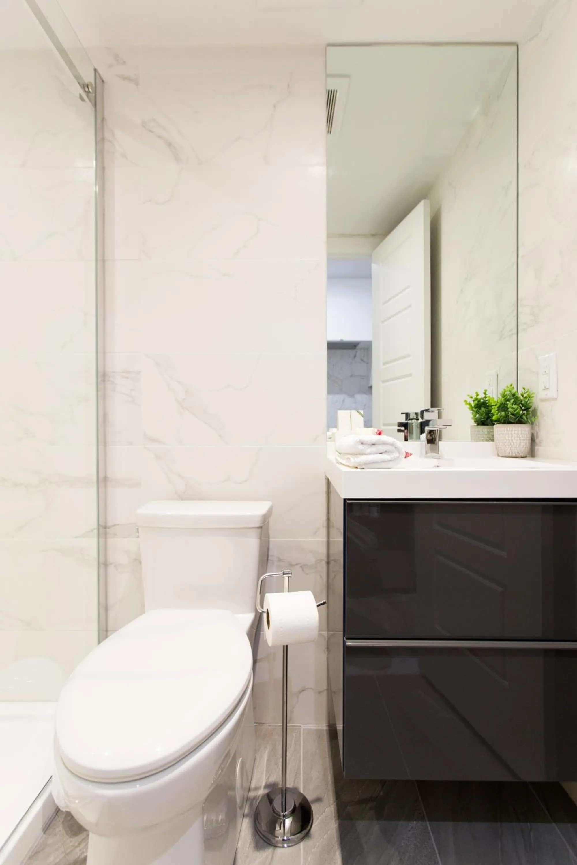 16 Studio Apartment-Hotel in Little Italy by Den Stays