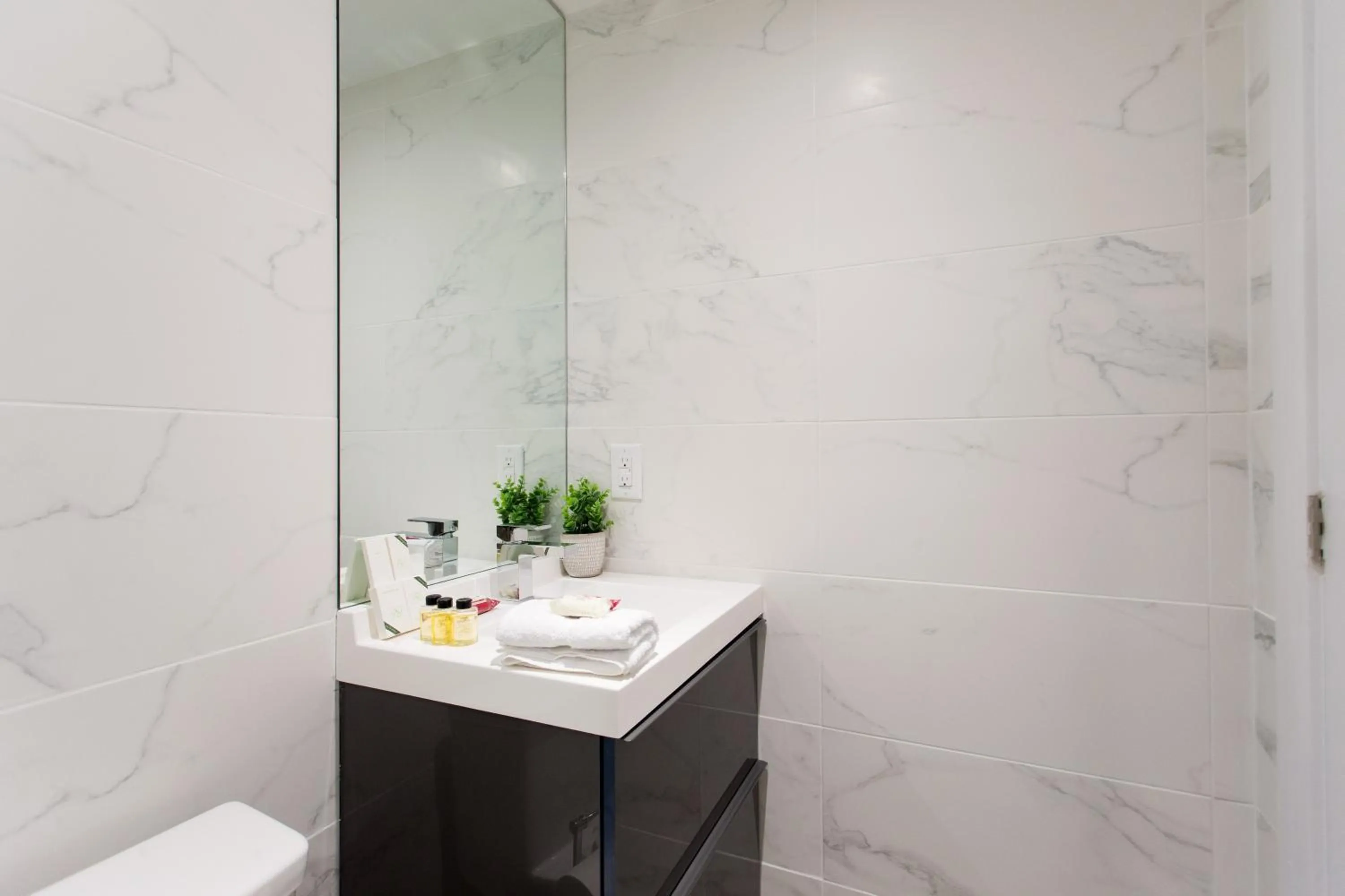 16 Studio Apartment-Hotel in Little Italy by Den Stays