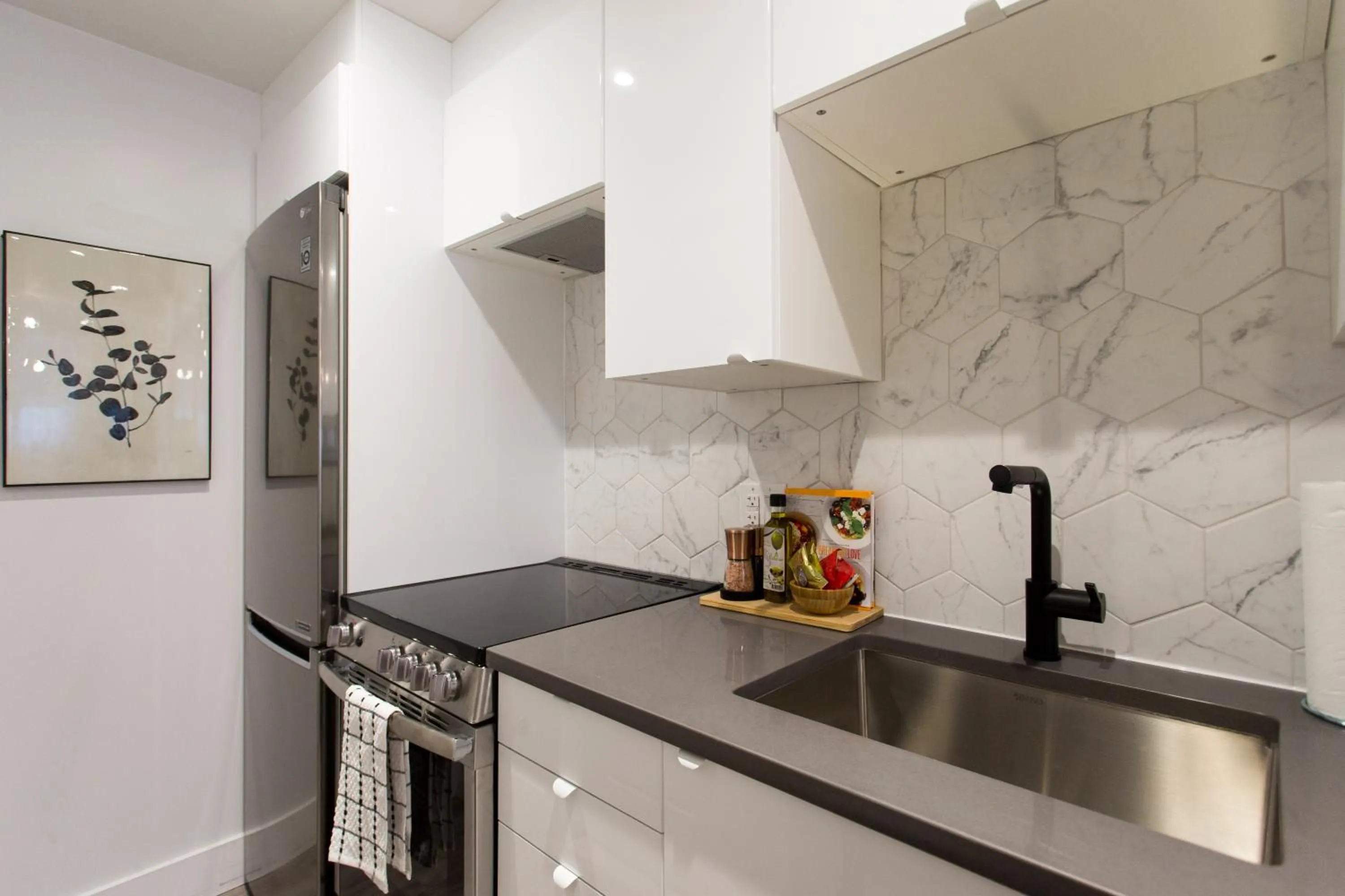 16 Studio Apartment-Hotel in Little Italy by Den Stays