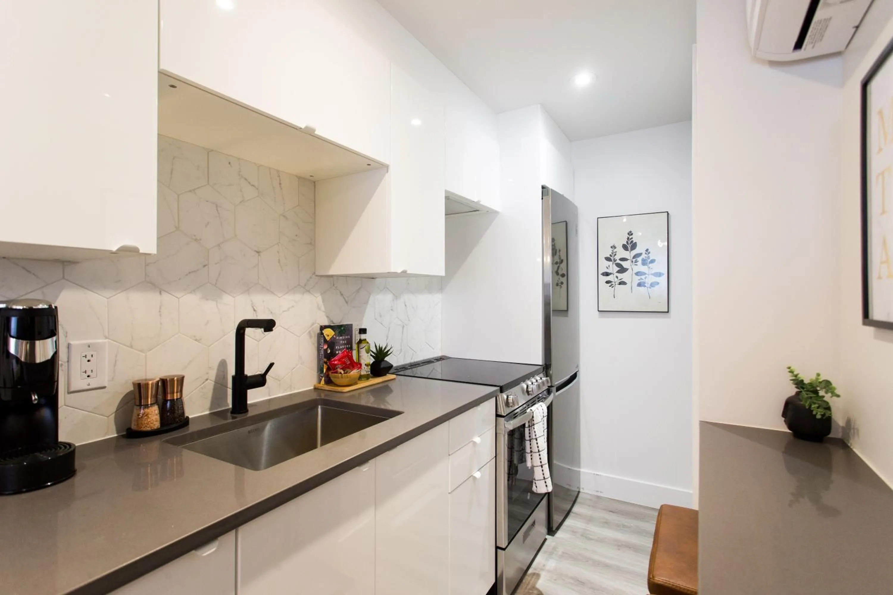 16 Studio Apartment-Hotel in Little Italy by Den Stays