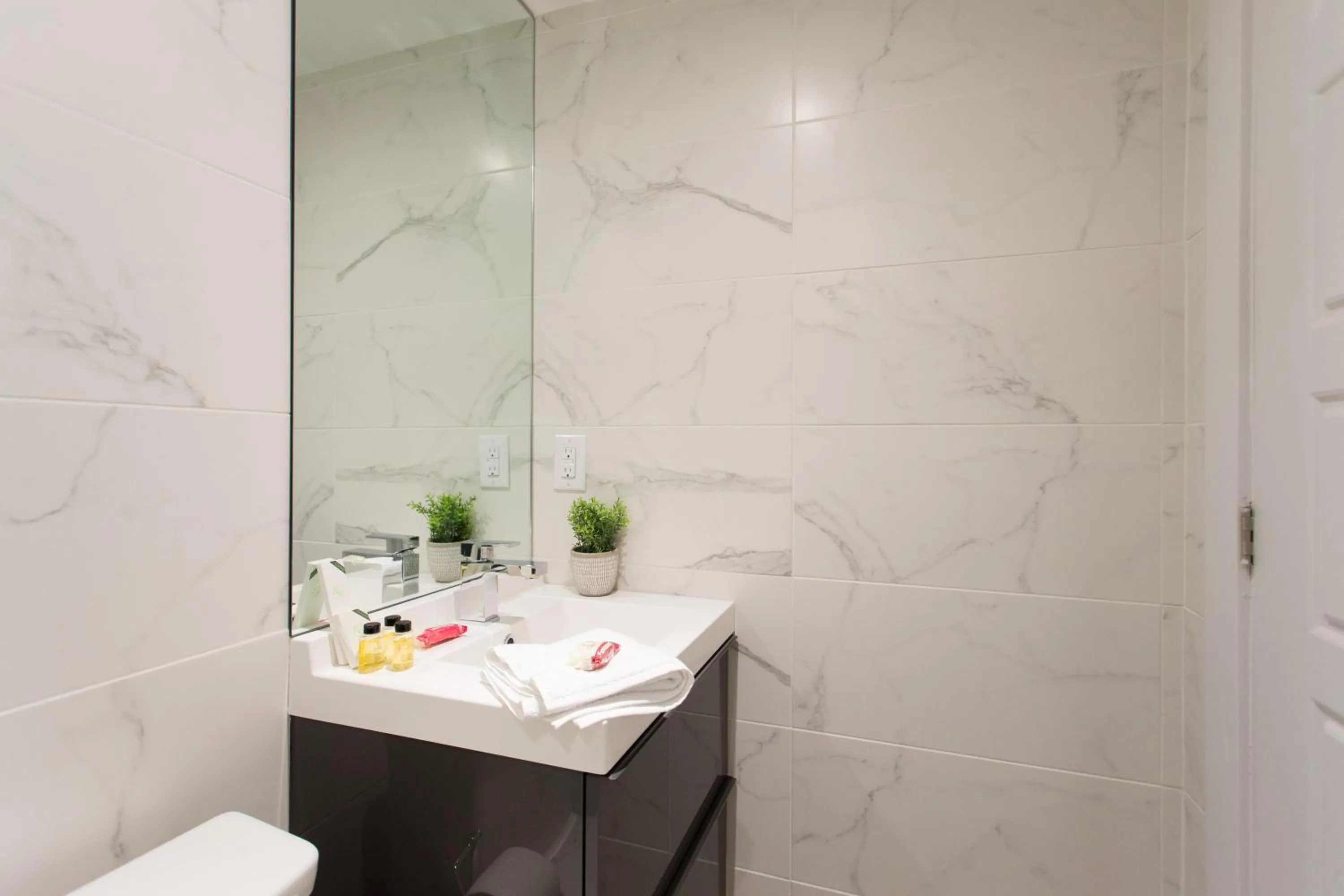 16 Studio Apartment-Hotel in Little Italy by Den Stays