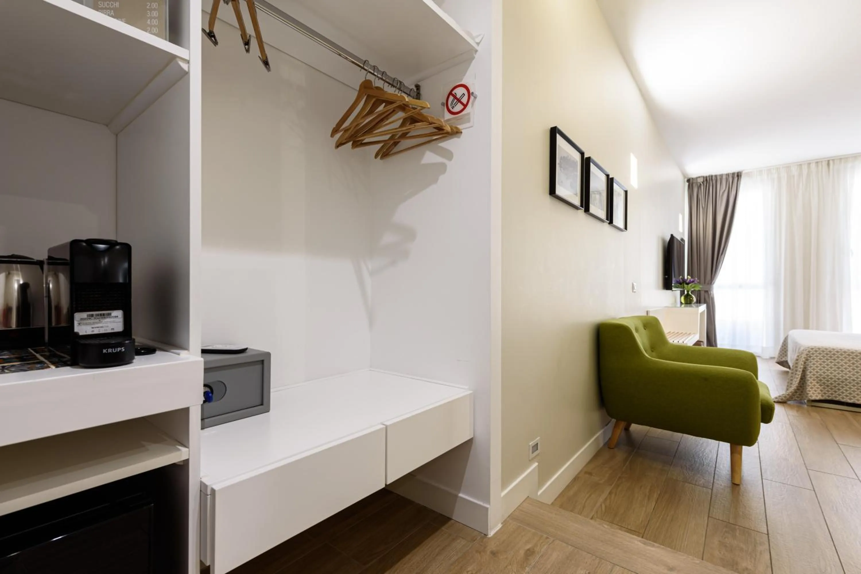 Photo of the whole room in CasAlice B&B Napoli