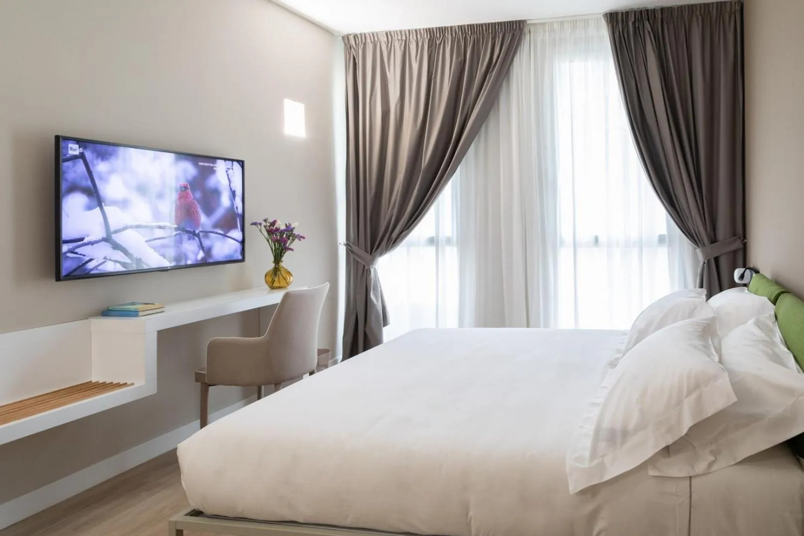 Communal lounge/ TV room, Bed in CasAlice B&B Napoli