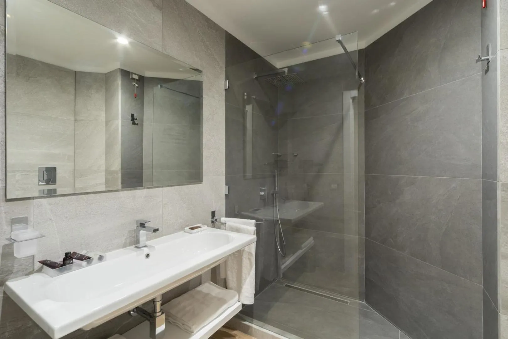 Shower, Bathroom in CasAlice B&B Napoli