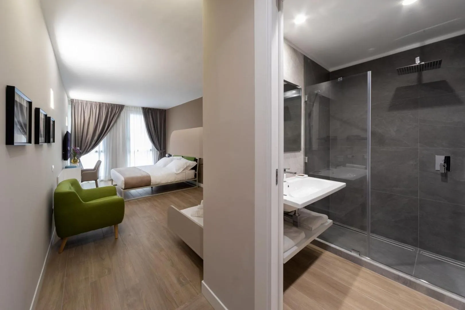 Shower, Bed in CasAlice B&B Napoli