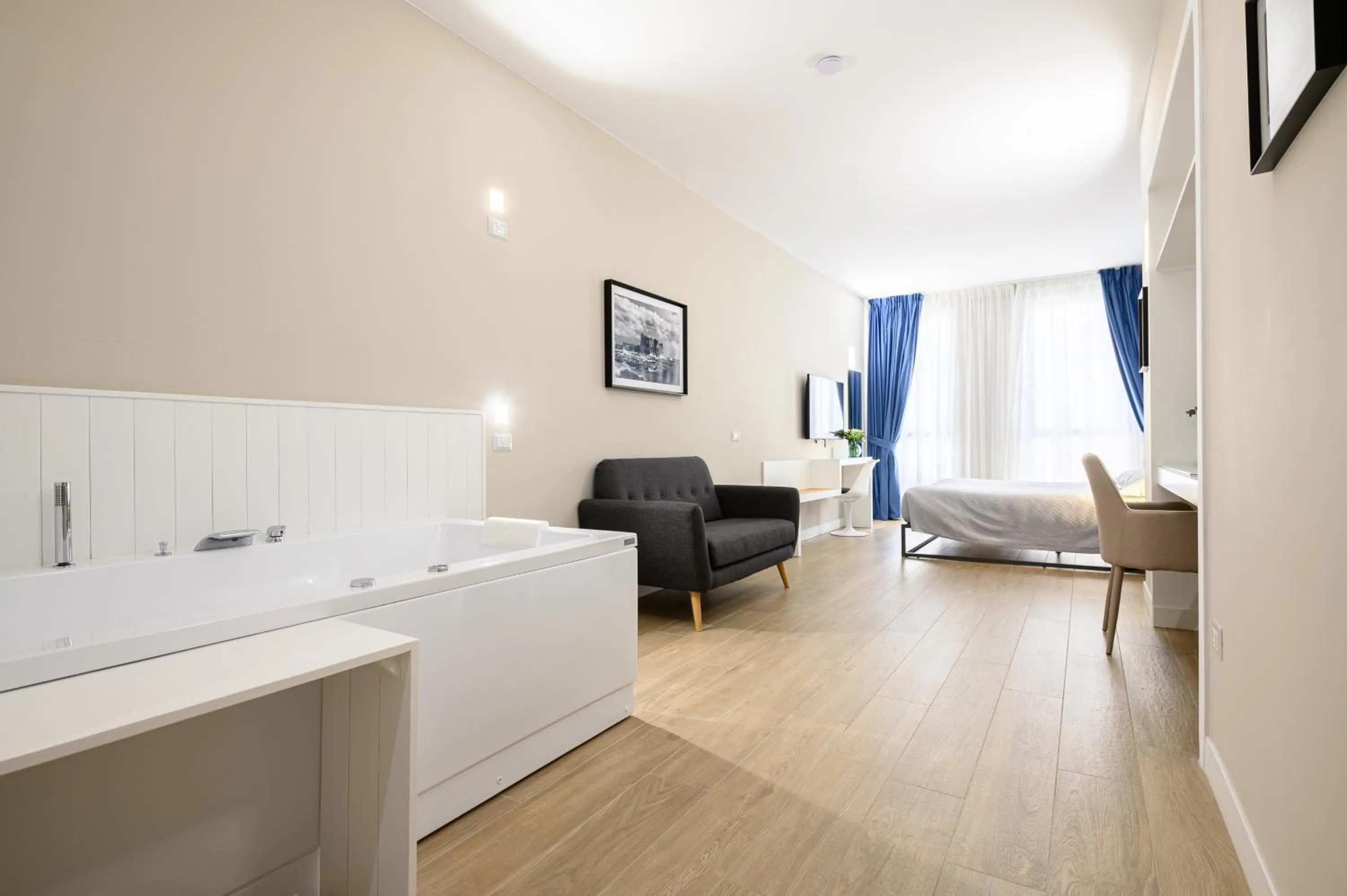 Hot Tub, Bed in CasAlice B&B Napoli