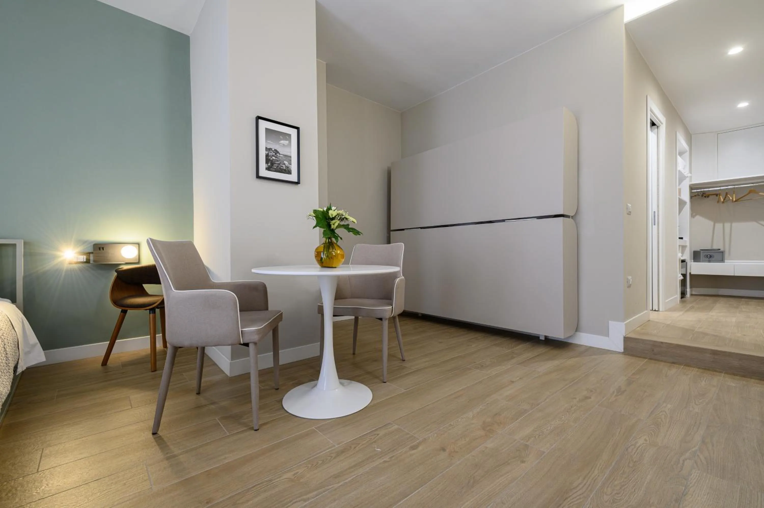 Photo of the whole room, Dining Area in CasAlice B&B Napoli