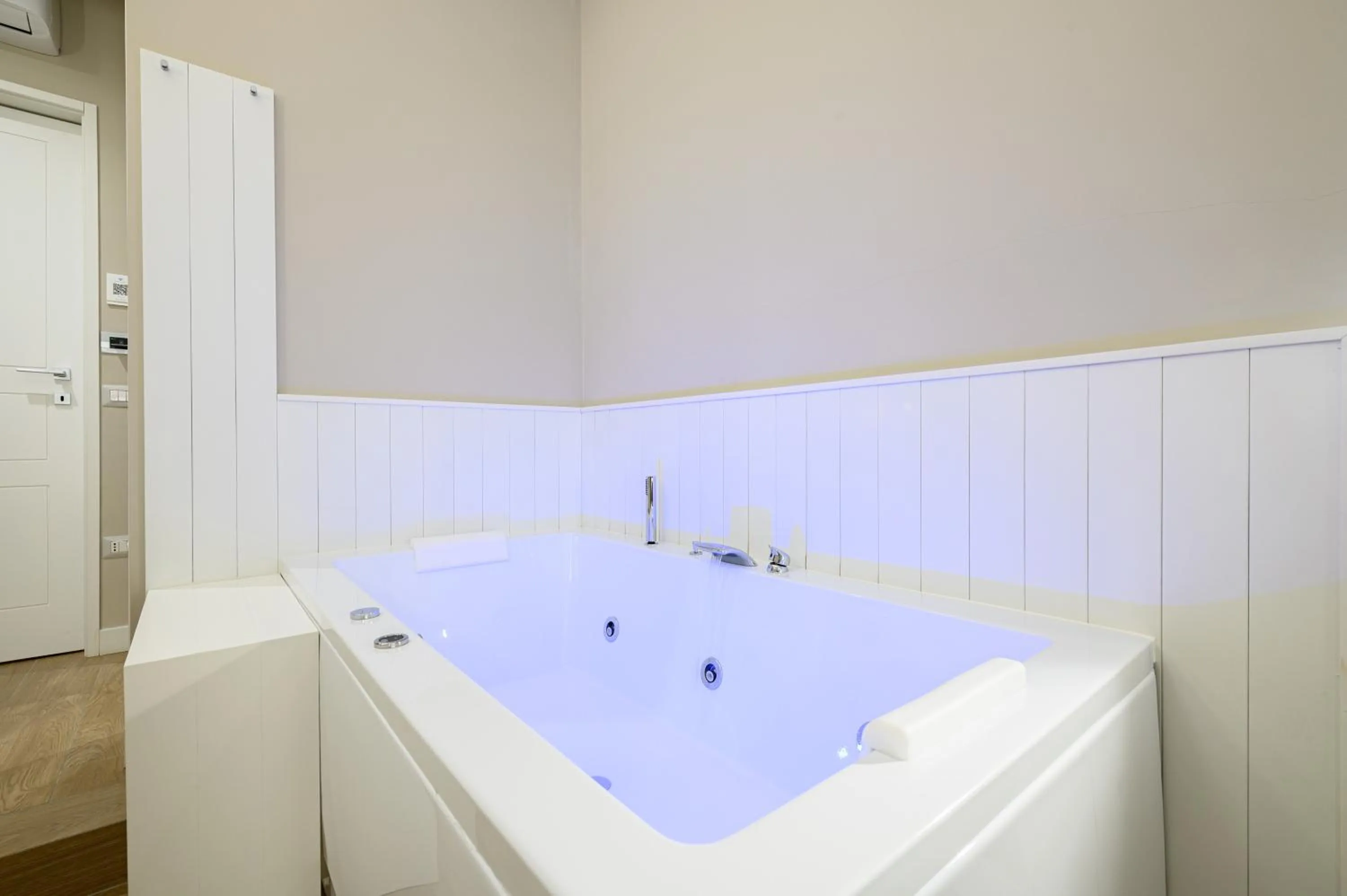 Hot Tub, Bathroom in CasAlice B&B Napoli