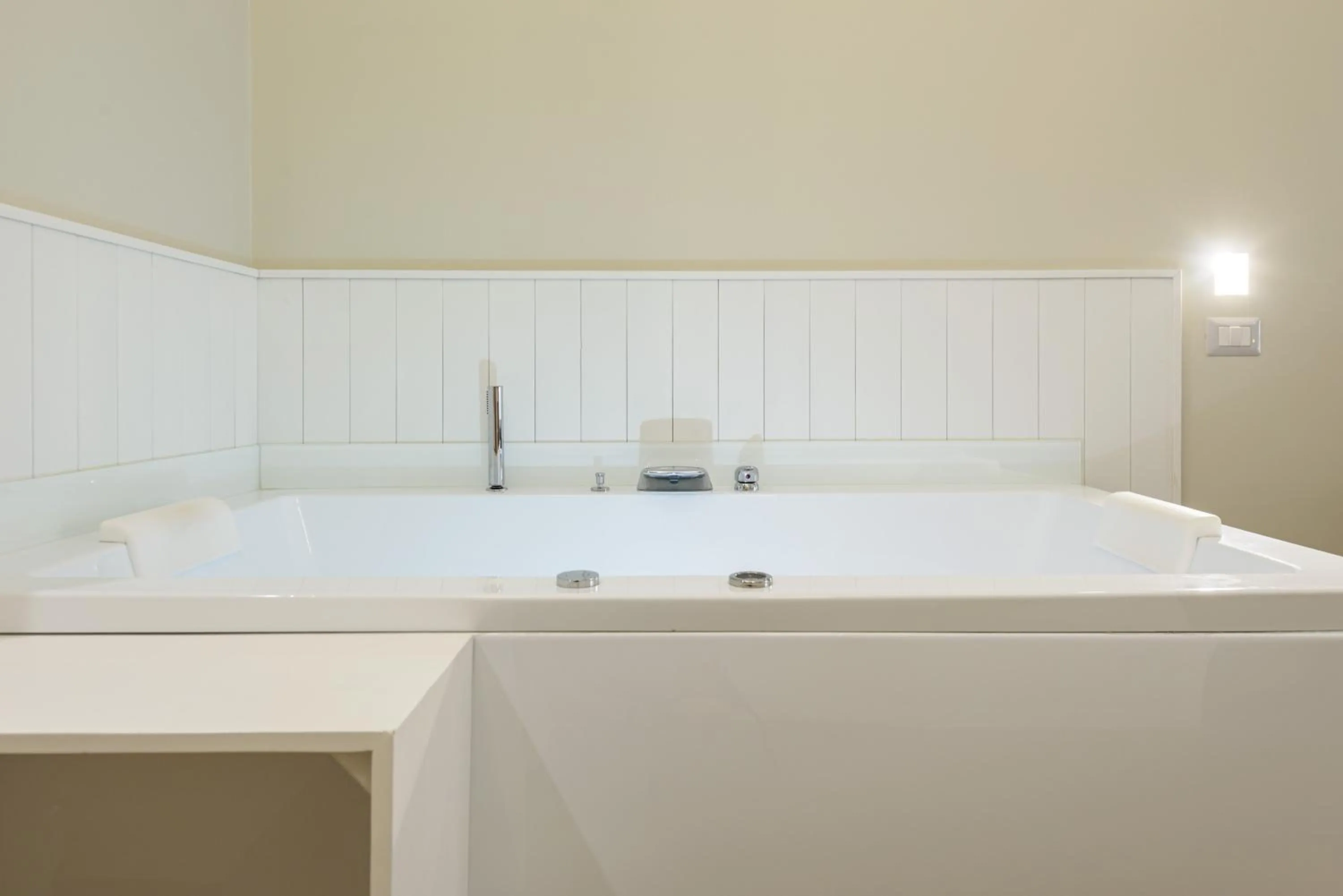 Hot Tub, Bathroom in CasAlice B&B Napoli