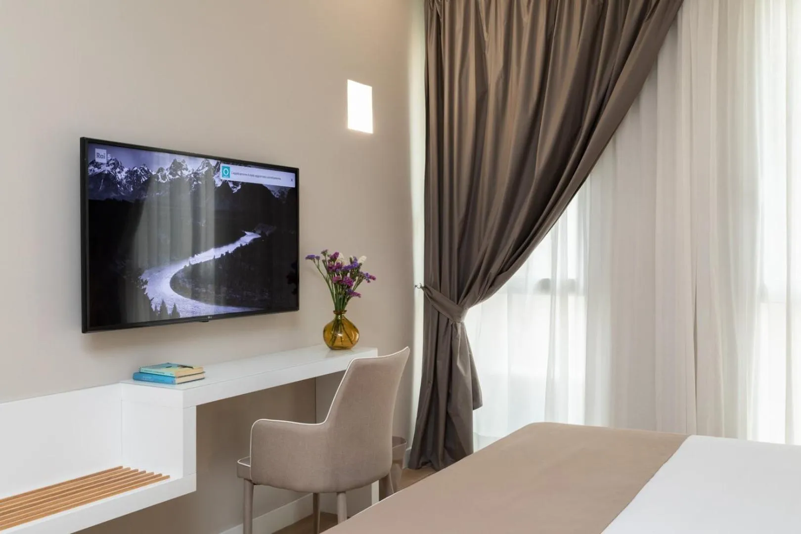 Bed, TV/Entertainment Center in CasAlice B&B Napoli