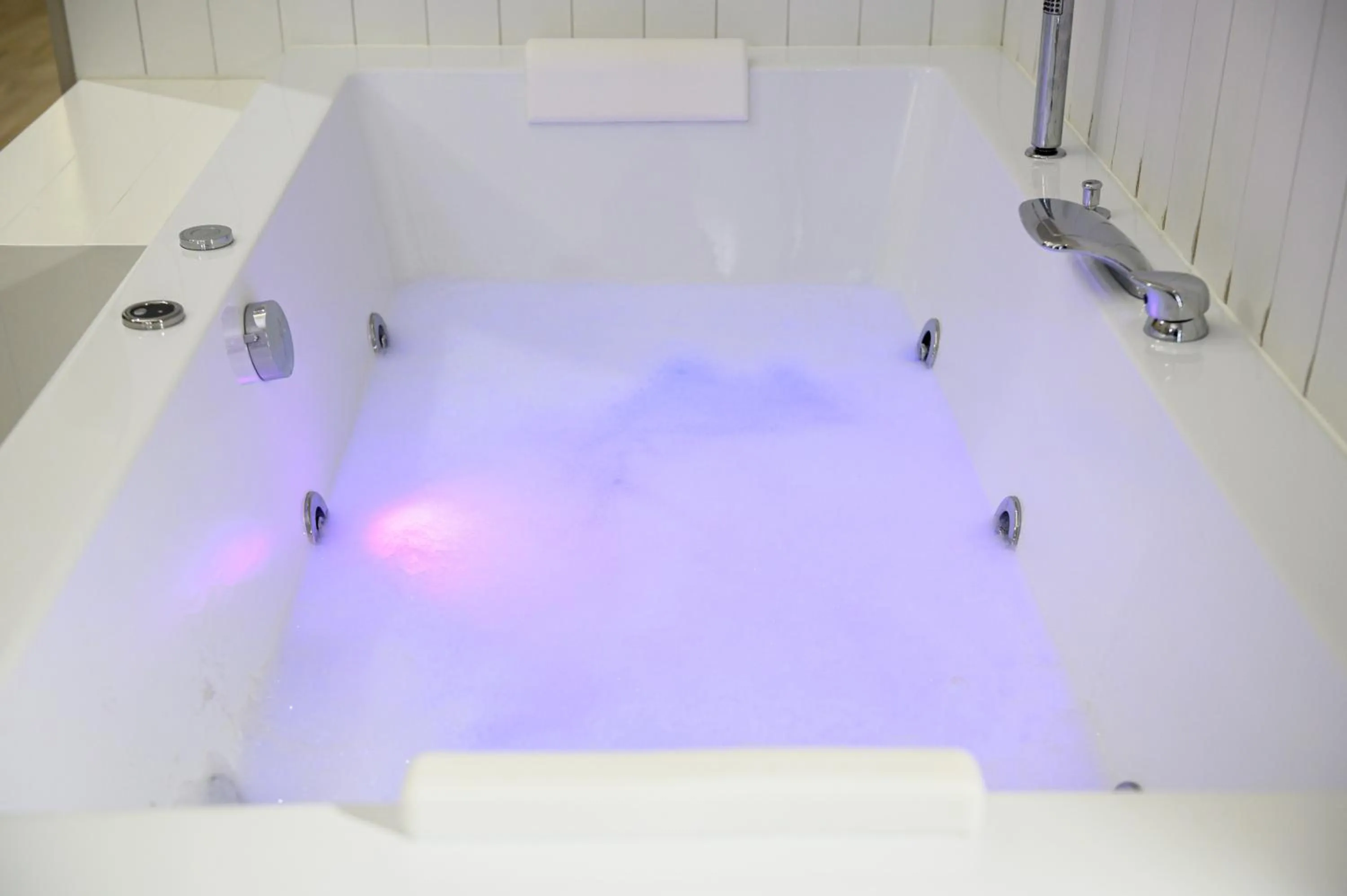 Hot Tub, Bathroom in CasAlice B&B Napoli