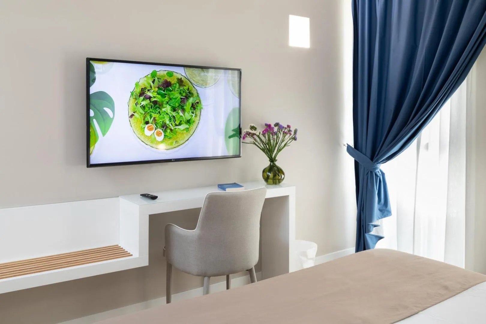 Bed, TV/Entertainment Center in CasAlice B&B Napoli