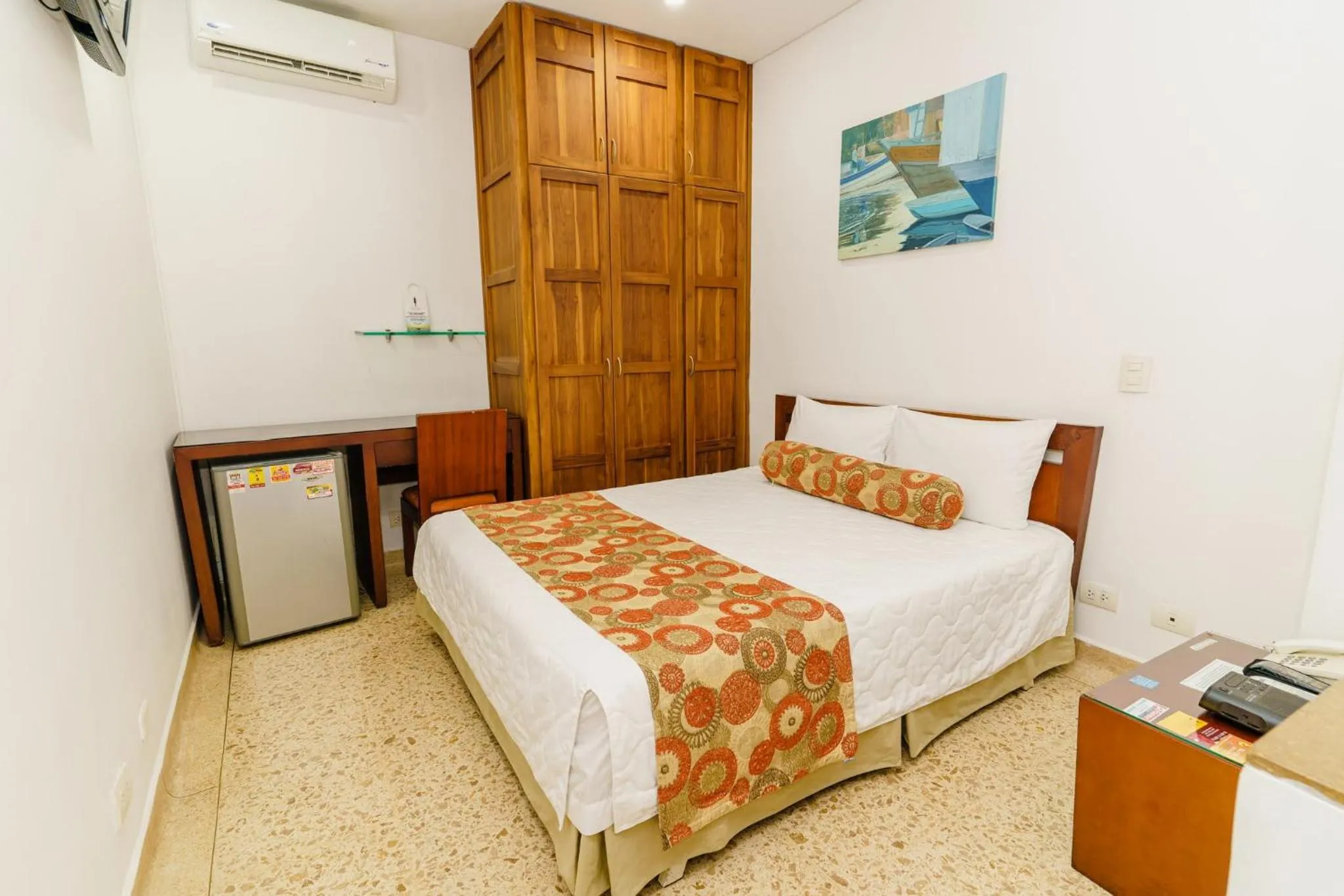 Seating area, Bed in HOTEL OSCAR Tradición