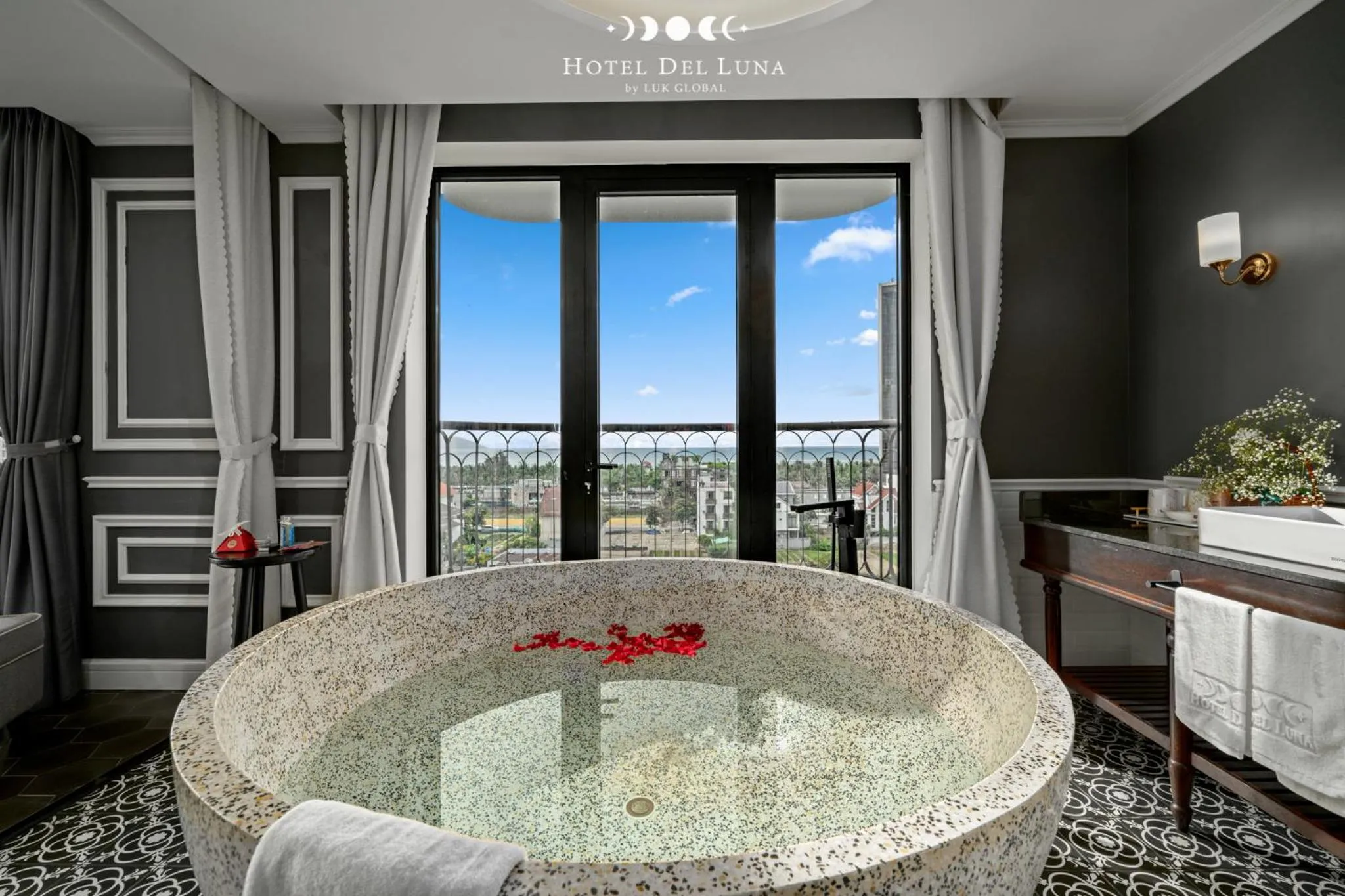 Bath in Hotel Del Luna Boutique