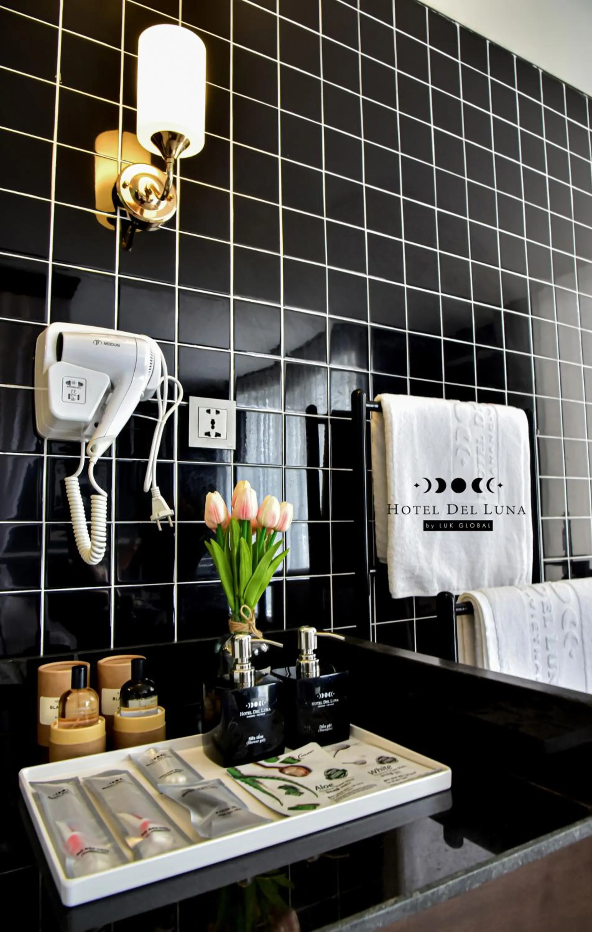 Shower in Hotel Del Luna Boutique