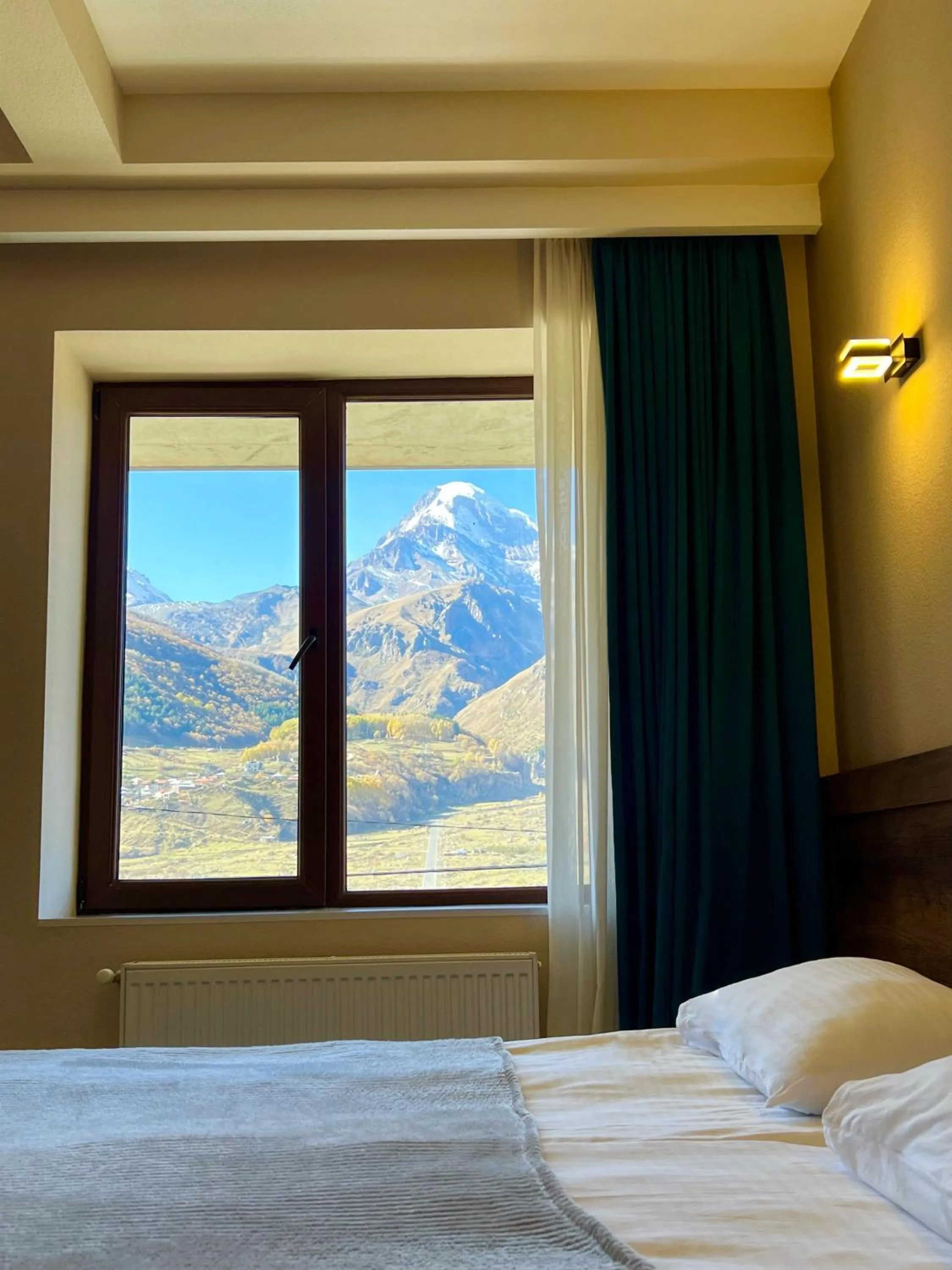 Mountain view, Bed in Hotel Axien Kazbegi